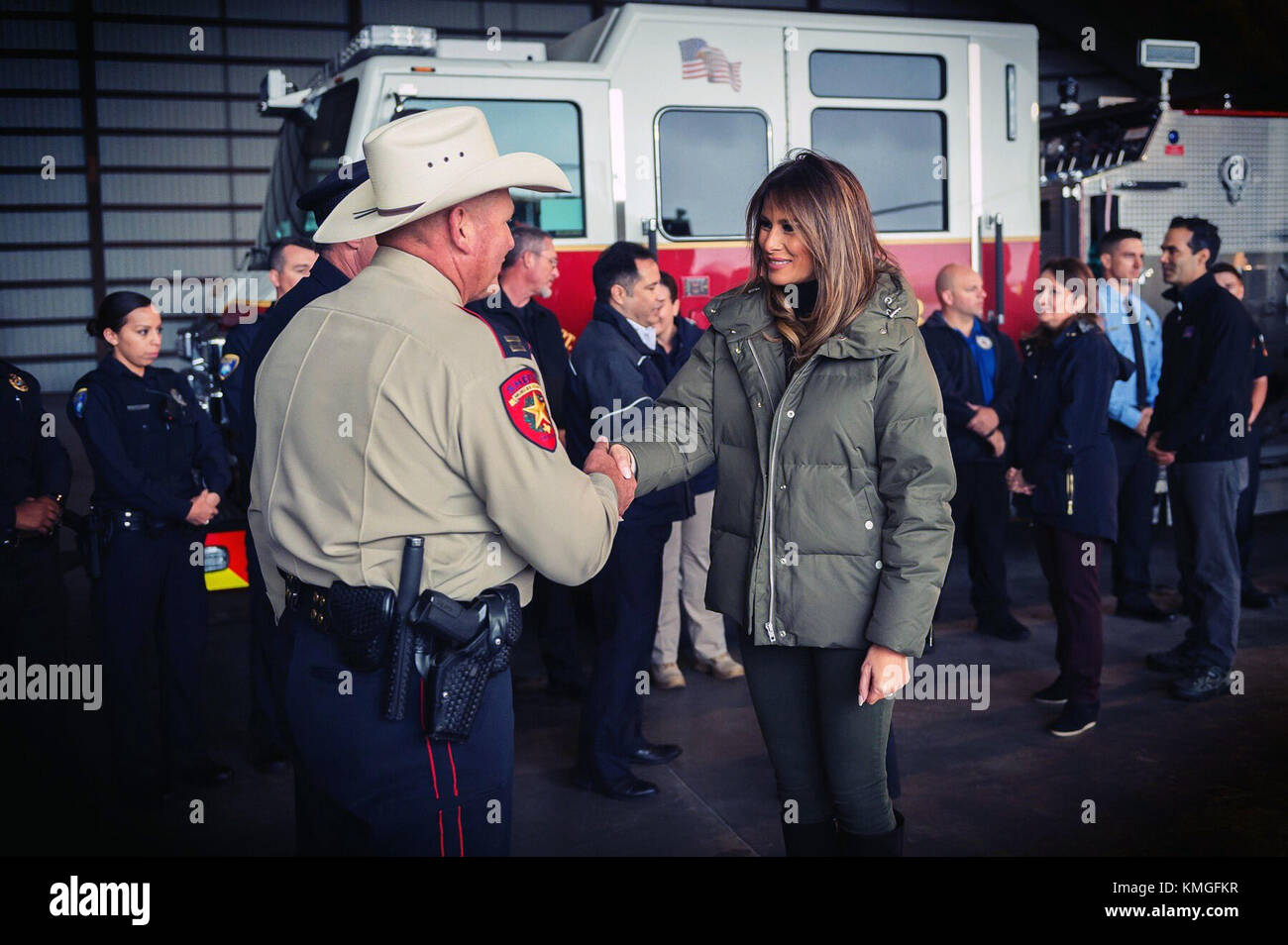 US First Lady Melania Trump, richtig, danke den Ersthelfern 6. Dezember 2017 in Corpus Christi, Texas. Die First Lady und Karen Pence besuchen die Opfer des Hurrikans Harvey in Texas, um die Bemühungen um die Erholung zu überprüfen. Quelle: Planetpix/Alamy Live News Stockfoto