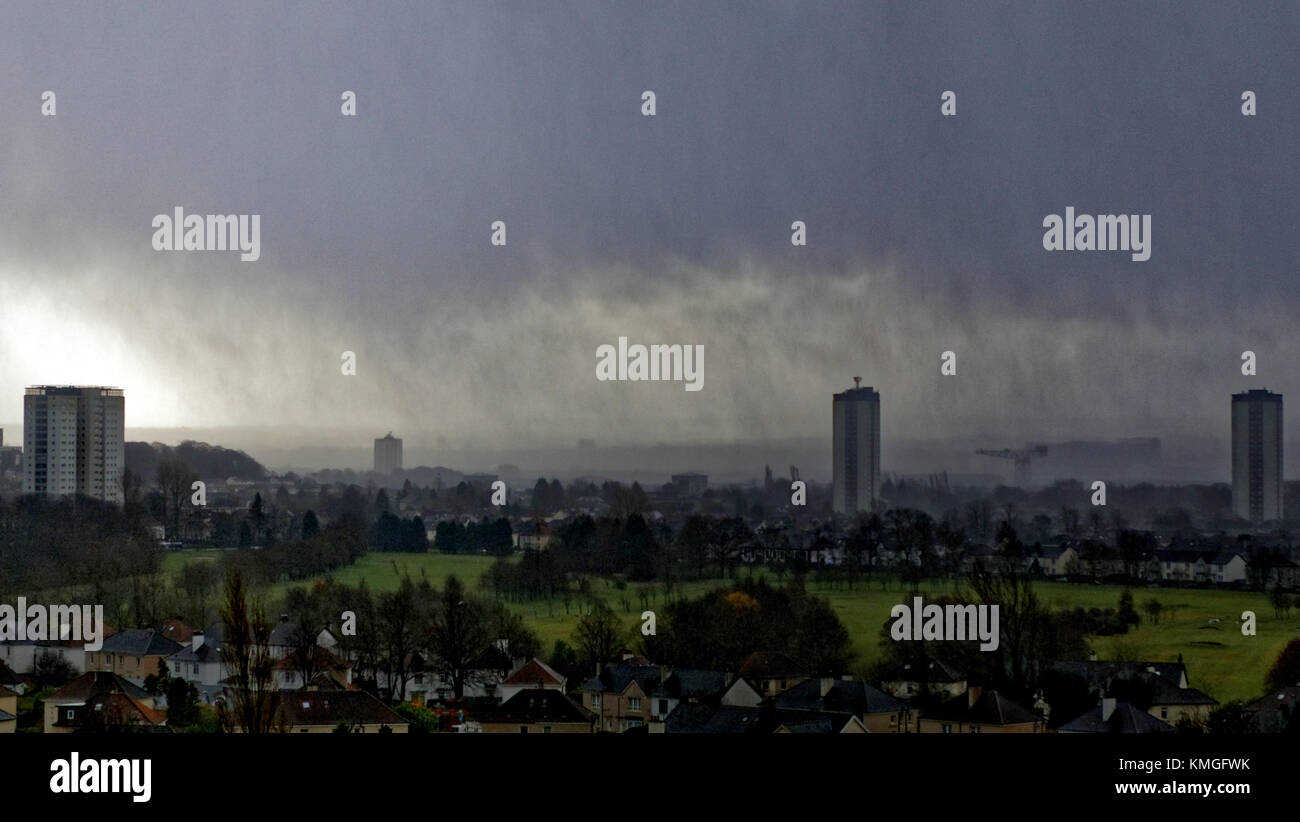 Glasgow, Schottland, Vereinigtes Königreich, 7. Dezember. Wetter in Großbritannien: Starker Wind und Regensturm, als Caroline Glasgow trifft. Credit Gerard Ferry/Alamy News Stockfoto