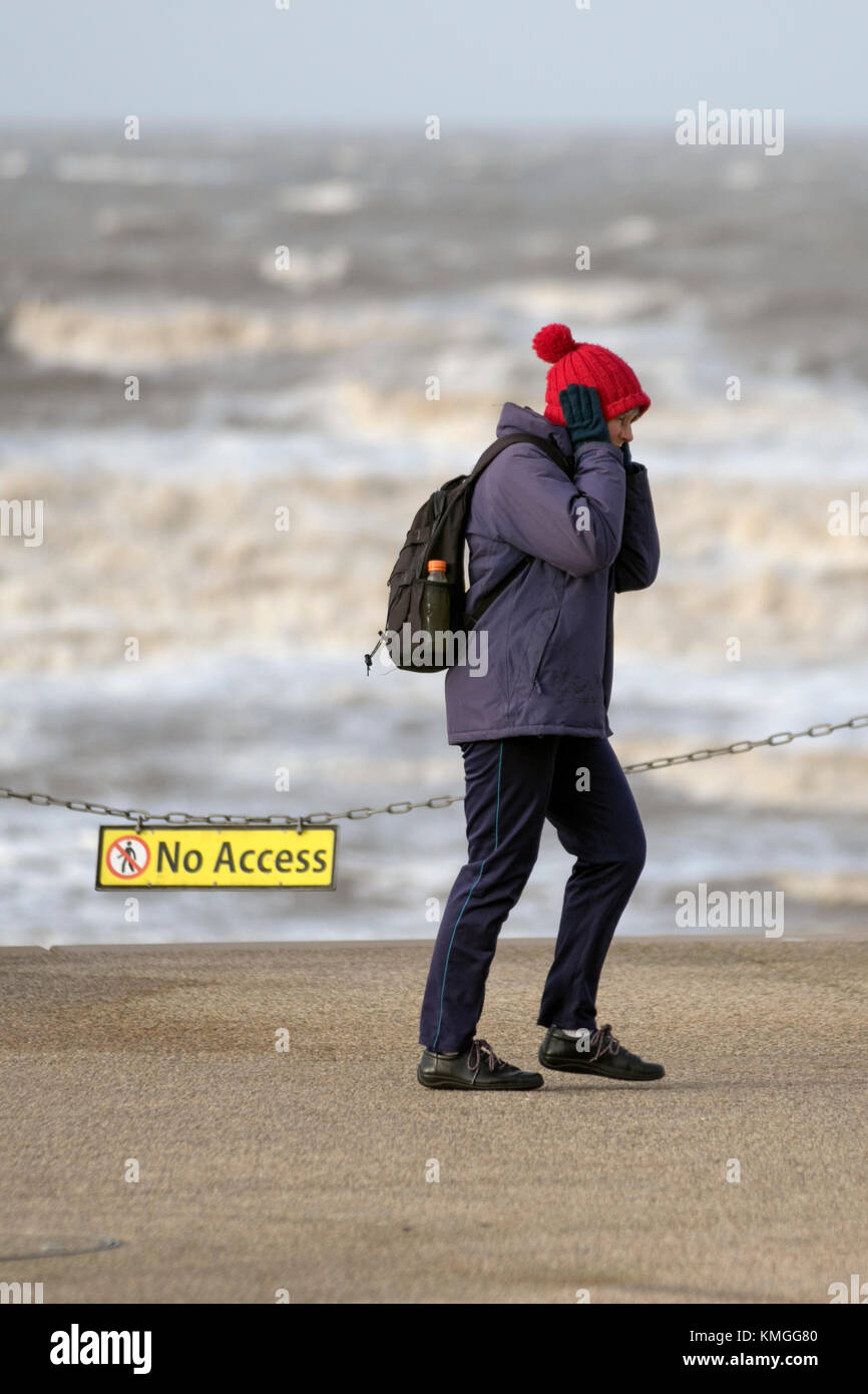 Blackpool, Lancashire. UK Wetter. 7. Dezember, 2017. Wetter Warnungen für Sturm Caroline eine gelbe Warnleuchte, die Winde, die bis zu 90 mph in einigen Bereichen vorbereitet zu sein, wurde für die North West Küste von England ausgestellt wurde. Eine aktualisierte gelben 'bewusst' Warnung sein hat auch mittlerweile Eingerichtet für Teile der Fylde Coast. Credit: MediaWorldImages/AlamyLivedNews. Stockfoto