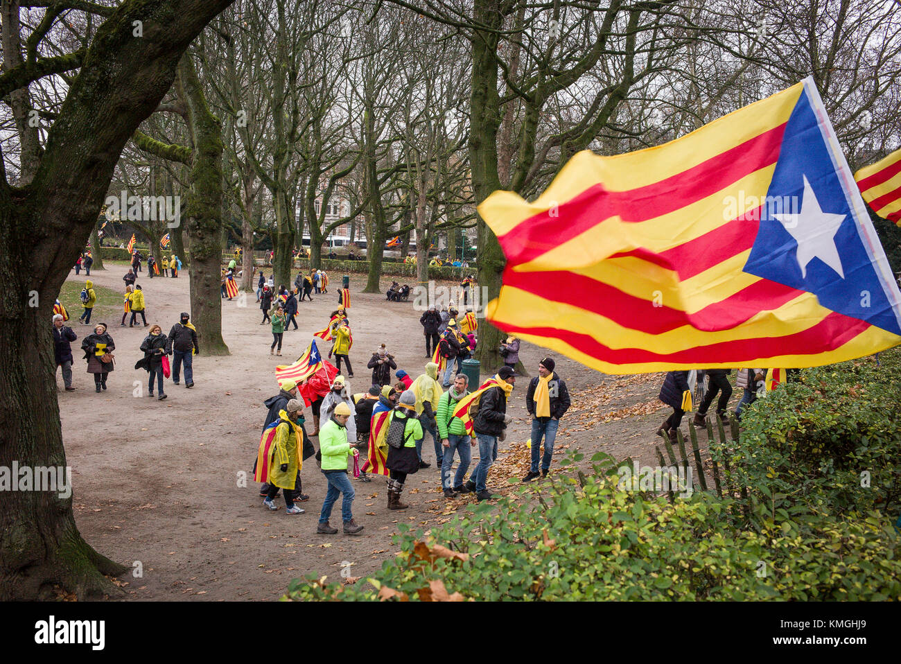 Brüssel, Belgien Dezember 2017. "Europa: Wach auf! Lassen Sie uns für Demokratie eintreten. Die Katalanen halten den Protest in Brüssel, Belgien, ab 07.12.2017 rund 45000 pro-katalanische Unabhängigkeitsproteste sind außerhalb der EU-Institutionen in Brüssel auf die Straße gegangen, um die Sache der separatistischen spanischen Region zu unterstützen. Von Wiktor Dabkowski | Nutzung weltweit Credit: dpa/Alamy Live News Stockfoto