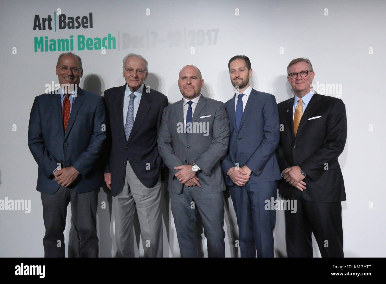 MIAMI BEACH, Florida - Dez 06: Dan Gelber, Bürgermeister von Miami Beach, (L), Norman Braman, Vorsitzender der Art Basel Miami Beach, Marc Spiegler, Global Director Art Basel, Noah Horowitz, Direktor Amerika Art Basel, und John Mathews, Group Managing Director, Leiter Private Wealth Management und Ultra High Net Worth für UBS Americas, stellen während einer Pressekonferenz für die Lancierung der Art Basel Miami Beach am 06 Dezember, 2017 in Miami, USA. (Foto von Sean Drakes/Alamy Live-Nachrichten) Stockfoto