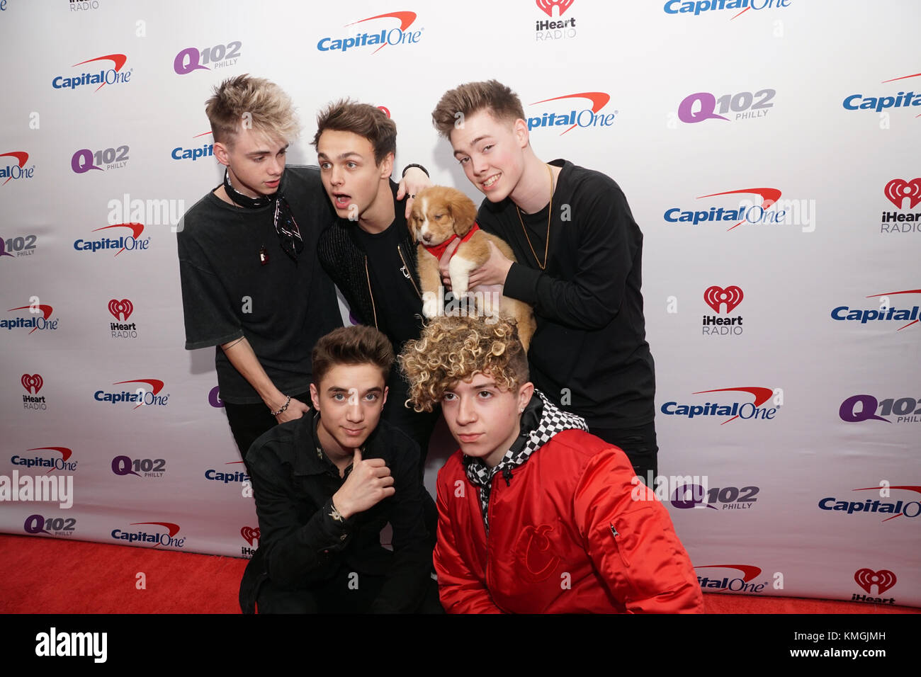 Philadelphia, USA. 06 Dez, 2017. Warum gehen wir nicht auf dem roten Teppich am 6. Dezember 2017 an Q 102 Jingle Ball Wells Fargo Center Philadelphia, PA von L-R obere Reihe Corbyn Besson, Jona Marais, Zach Herron untere Reihe Daniel Seavey, Jack Avery Photo Credit: Die Access/Alamy leben Nachrichten Stockfoto