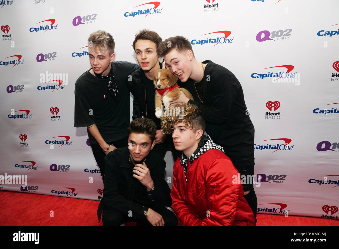 Philadelphia, USA. 06 Dez, 2017. Warum gehen wir nicht auf dem roten Teppich am 6. Dezember 2017 an Q 102 Jingle Ball Wells Fargo Center Philadelphia, PA von L-R obere Reihe Corbyn Besson, Jona Marais, Zach Herron untere Reihe Daniel Seavey, Jack Avery Photo Credit: Die Access/Alamy leben Nachrichten Stockfoto