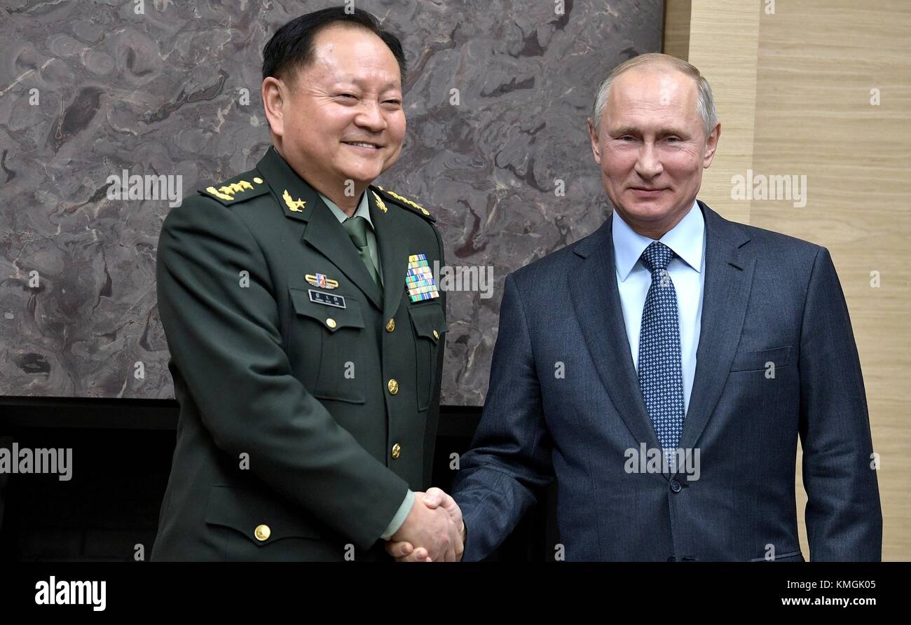 Der russische Präsident Wladimir Putin, rechts, begrüßt Zhang Youxia, den stellvertretenden Vorsitzenden der Zentralen Militärkommission der Kommunistischen Partei Chinas, in der Residenz Novo-Ogaryowo am 7. Dezember 2017 in Moskau. Stockfoto
