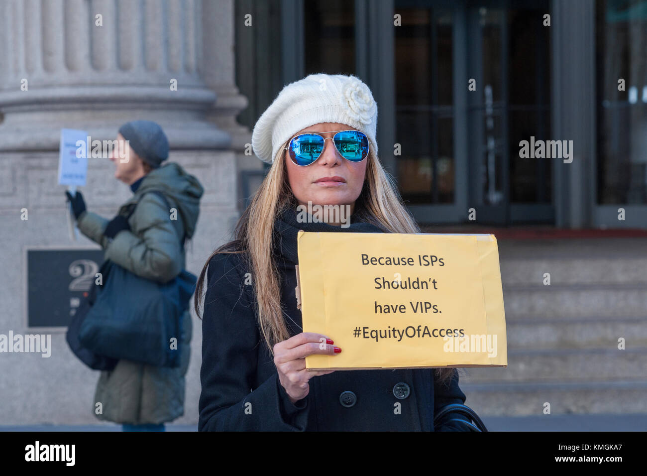 New York, USA. 07 Dez, 2017. Aktivisten protestieren außerhalb einer Verizon store in Manhattan in New York am Donnerstag, 7. Dezember 2017 zur Unterstützung der Netzneutralität. Die aktuelle fcc-Vorsitzende ajit Pai ist ein ehemaliger verizon Anwalt und der fcc geplant ist am 14. Dezember auf Regeln, die derzeit Internet Anbieter aus, die durch die Begünstigung bestimmter Inhalte wie zum Behandeln alle Online-inhalte ebenso gegen verbieten zu stimmen. Proteste sind heute in der Verizon speichert rund um das Land. (© Richard b. Levine) Credit: Richard Levine/alamy leben Nachrichten Stockfoto