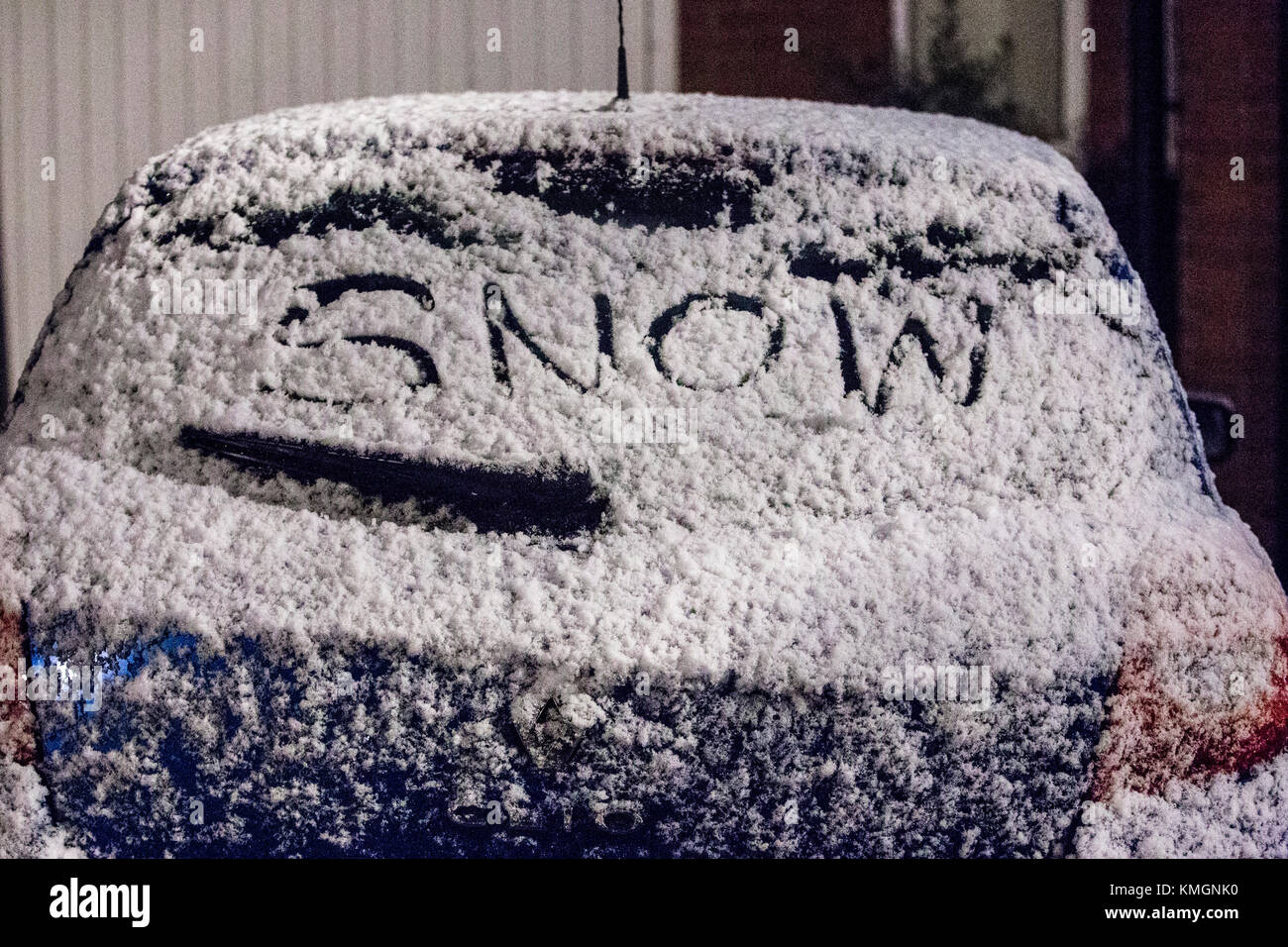 Leeds, Großbritannien. 8. Dezember, 2017. Schnee fiel in Leeds in den frühen Morgenstunden des 8. Dezember 2017. Sturm Caroline hat bereits kalte Temperaturen und starkem Wind gebracht und es wird erwartet, dass große Teile der britischen mit Schnee in den nächsten Tagen zu decken. Credit: James Copeland/alamy leben Nachrichten Stockfoto