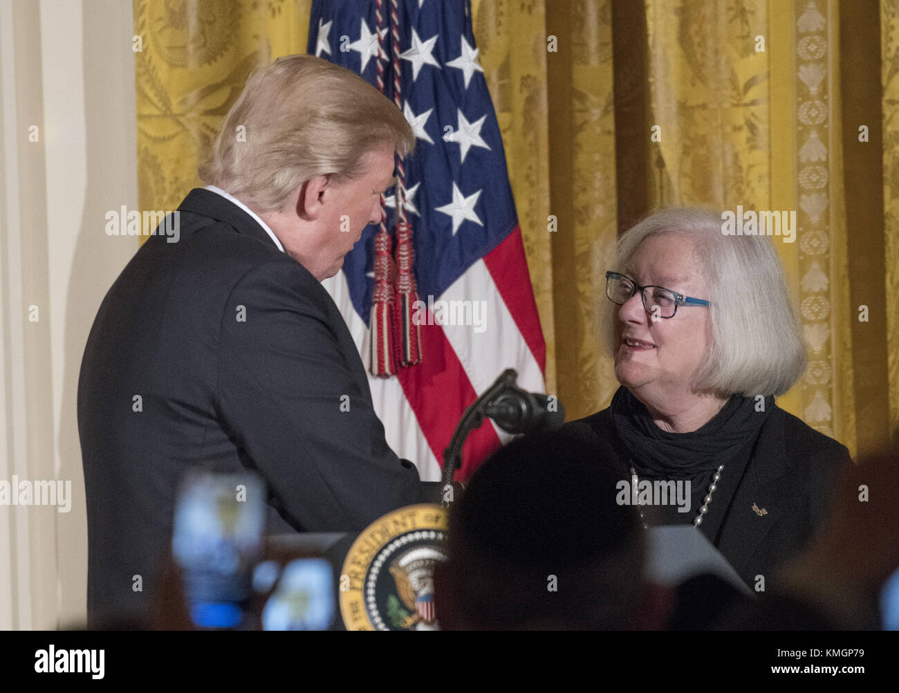 Washington, District of Columbia, USA. 7 Dez, 2017. Vereinigte Staaten Präsident Donald j. Trump schüttelt Hände mit Holocaust-überlebenden louise Lawrence - israã"ls nach Erläuterungen zu einem chanukah Empfang durch Er und die erste Dame melania Trump im East Room des Weißen Hauses in Washington, Dc am Donnerstag, 7. Dezember 2017. Quelle: Ron Sachs/cnp Credit: Ron Sachs/cnp/zuma Draht/alamy leben Nachrichten Stockfoto