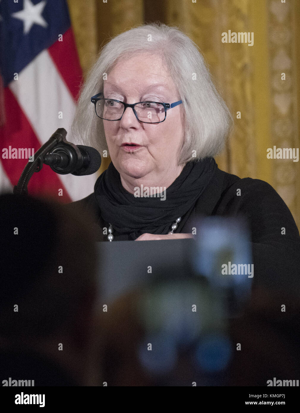 Washington, District of Columbia, USA. 7 Dez, 2017 Holocaust Survivor louise Lawrence - israã"ls Macht bei einer chanukah Empfang durch United States president Donald j gehostet. Trump und First Lady melania Trump im East Room des Weißen Hauses in Washington, Dc am Donnerstag, 7. Dezember 2017. Quelle: Ron Sachs/cnp Credit: Ron Sachs/cnp/zuma Draht/alamy leben Nachrichten Stockfoto