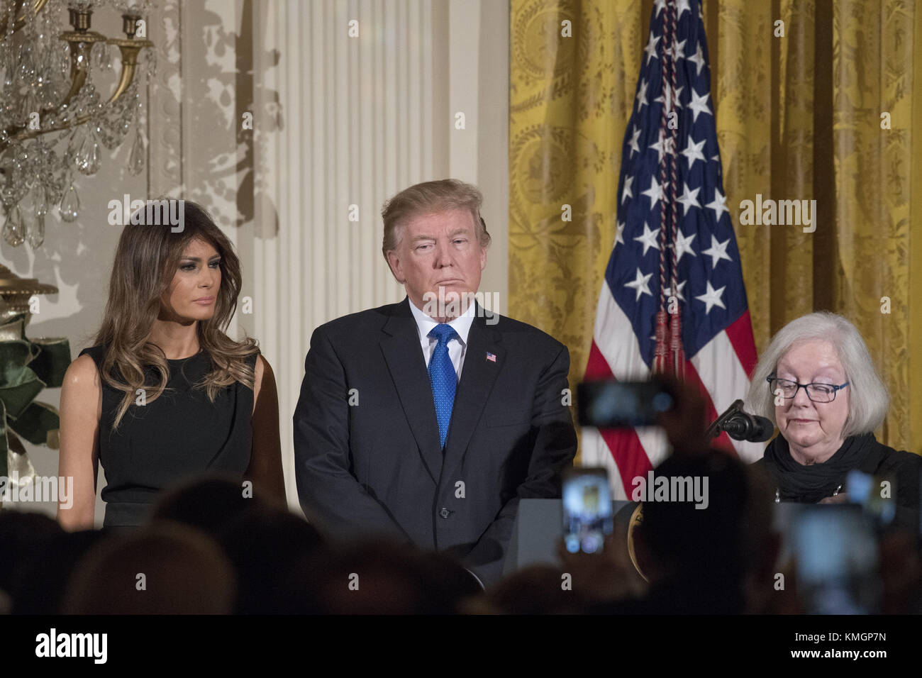 Washington, District of Columbia, USA. 7 Dez, 2017 Holocaust Survivor louise Lawrence - israã"ls macht Erläuterungen als Präsidenten der Vereinigten Staaten Donald j. Trump und First Lady melania Trump während einer chanukah Empfang im East Room des Weißen Hauses in Washington, Dc am Donnerstag, 7. Dezember 2017. Quelle: Ron Sachs/cnp Credit: Ron Sachs/cnp/zuma Draht/alamy leben Nachrichten Stockfoto