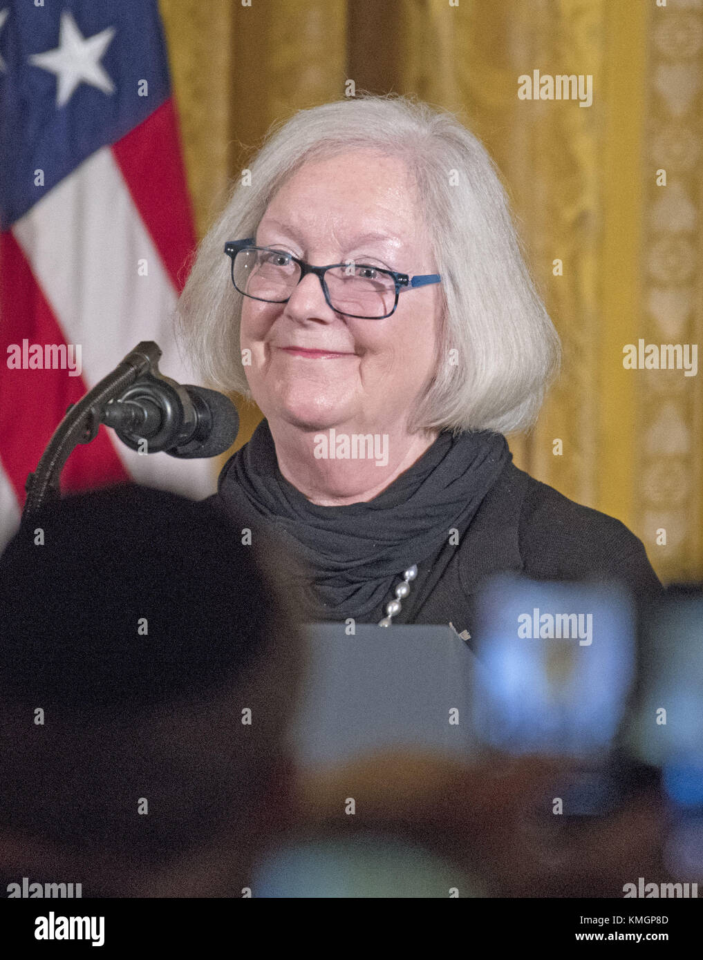 Washington, District of Columbia, USA. 7 Dez, 2017 Holocaust Survivor louise Lawrence - israã"ls Macht bei einer chanukah Empfang durch United States president Donald j gehostet. Trump und First Lady melania Trump im East Room des Weißen Hauses in Washington, Dc am Donnerstag, 7. Dezember 2017. Quelle: Ron Sachs/cnp Credit: Ron Sachs/cnp/zuma Draht/alamy leben Nachrichten Stockfoto