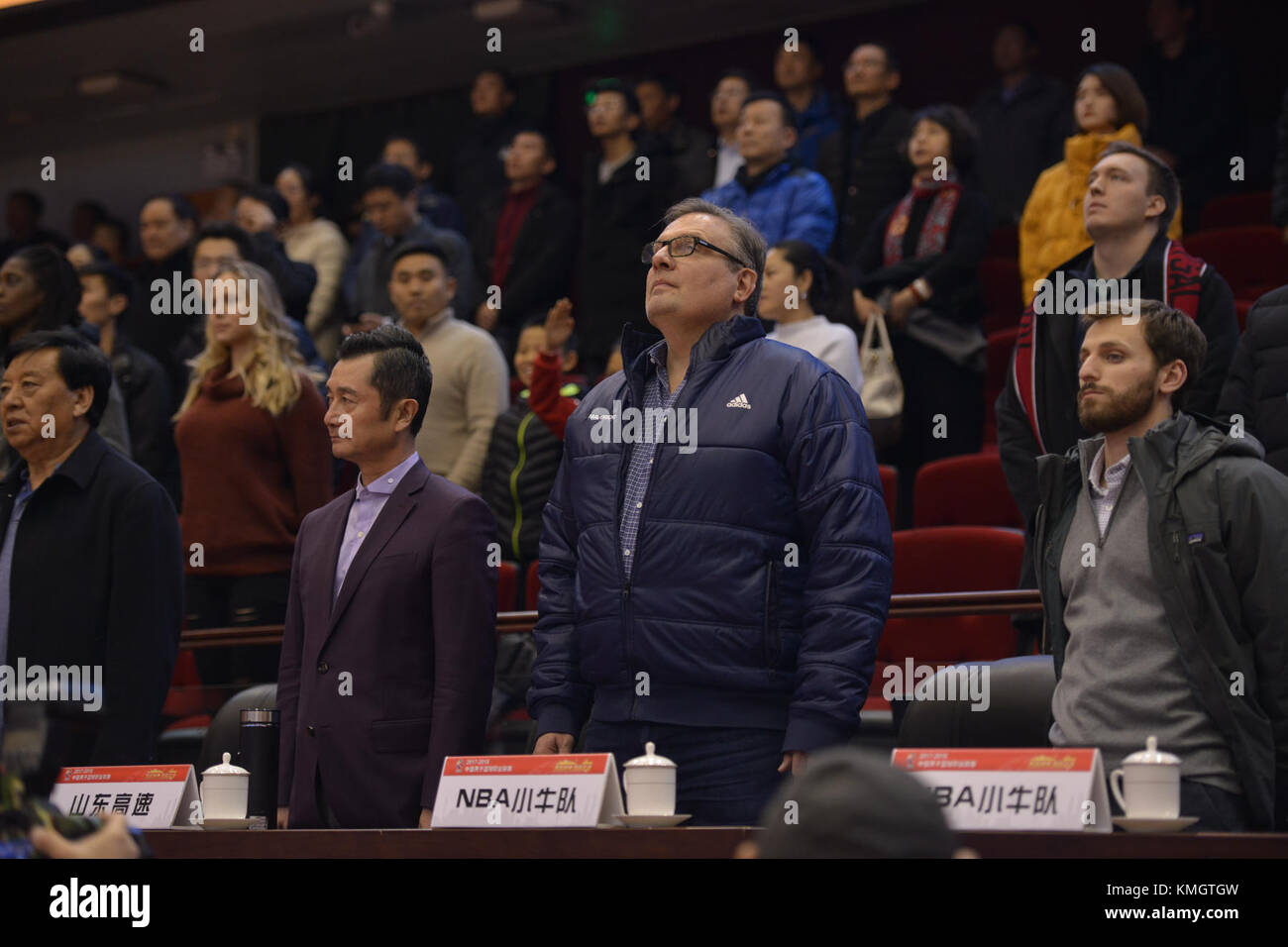 Jinan, Jinan, China. 7 Dez, 2017., Jinan, China bis 7. Dezember 2017: (redaktionelle Verwendung. China). General Manager und Präsident der Basketball Operations für die Dallas Mavericks der National Basketball Association (NBA) Donnie Nelson Uhren das Match von cba 2017/18 zwischen Shandong Golden Star und Bayi fubang Basketball in Jinan, der ostchinesischen Provinz Shandong, Dezember 7th, 2017. Credit: sipa Asien/zuma Draht/alamy leben Nachrichten Stockfoto