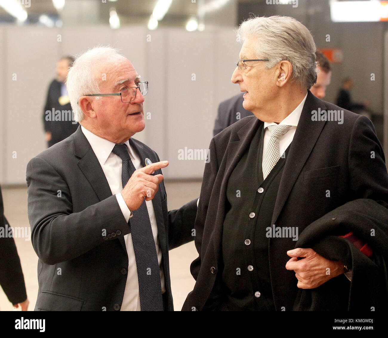 Paco Zapater (l), dessen Tochter Clara bei der Loveparade-Katastrophe starb, und der ehemalige Innenminister Gerhart Baum (FDP) sprechen vor dem Beginn des Loveparade-Prozesses in Düsseldorf, Deutschland, 8. Dezember 2017. Das Amtsgericht Duisburg mietete eine Halle im Kongresszentrum auf dem Gelände der Düsseldorfer Messe. Bis Ende 2018 sind 111 Testtage geplant. Der Prozess soll Gerechtigkeit für die 21 Toten und 650 Verletzten beim Getümmel der Loveparade am 24. Juli 2010 in Duisburg erlangen. Foto: Roland Weihrauch/dpa Stockfoto