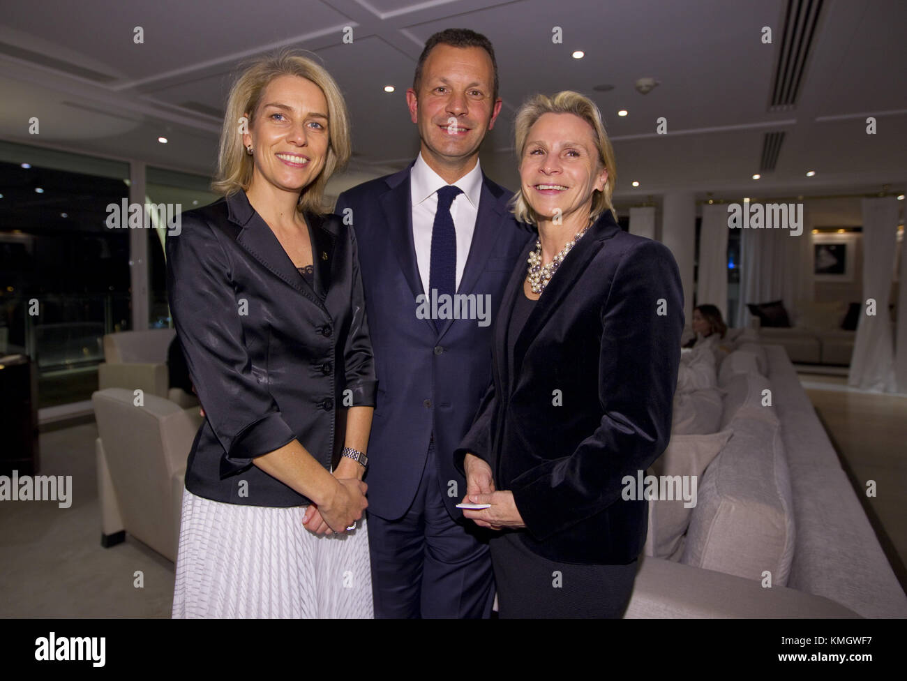 Cannes, Frankreich. Dezember 2017. Cannes, Frankreich - 07. Dezember 2017: ILTM, International Luxury Travel Market Cannes mit Pierre Louis Renou, Area General Manager Resort Barriere Cannes, Fouquet Barriere General Manager Geraldine Dobey, Stephane Trabet, Director Sales and Marketing, Patricia Criqui, Vice President Sales bei Majestic Barriere Suite | Verwendung weltweit Credit: dpa/Alamy Live News Stockfoto