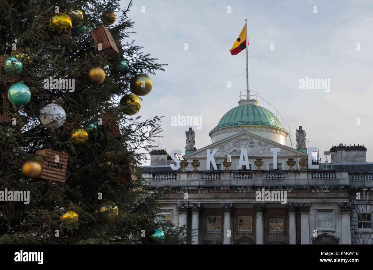 London, Vereinigtes Königreich. 7 Dez, 2017. Fortnum & Mason und der Weihnachtsbaum im Somerset House mit den Worten, Skaten, im Hintergrund. @ Greeneyedlens/alamy leben Nachrichten Stockfoto