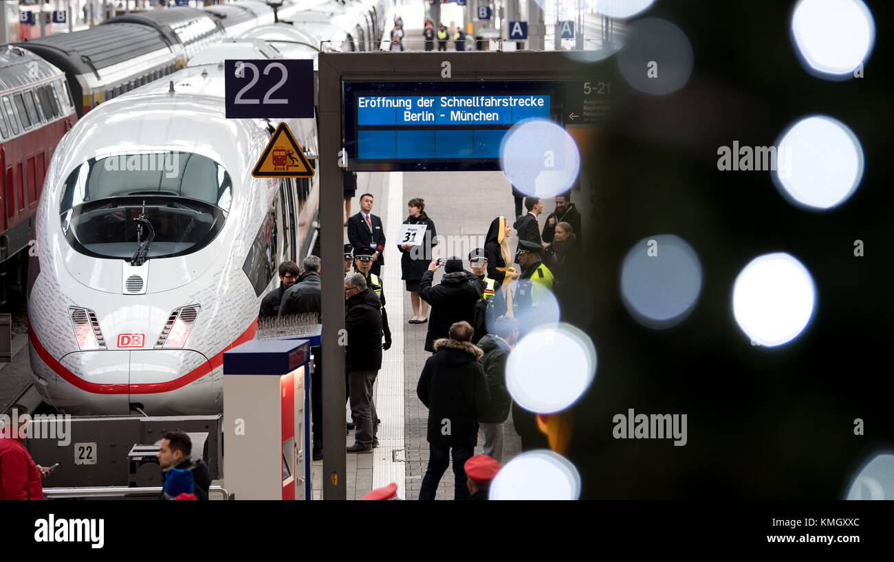 München, Deutschland. Dezember 2017. Ein Sonderzug der Deutschen Bahn (DB) wartet am 8. Dezember 2017 am Münchner Hauptbahnhof auf seine Abfahrt nach Berlin. Die Deutsche Bahn feiert am 8. Dezember 2017 die Eröffnung der neuen Schnellbahnverbindung zwischen München und Berlin. Nach Angaben der Deutschen Bahn braucht der Inter City Express nun nur noch vier Stunden für die Verbindung zwischen München und Berlin. Quelle: Sven Hoppe/dpa/Alamy Live News Stockfoto