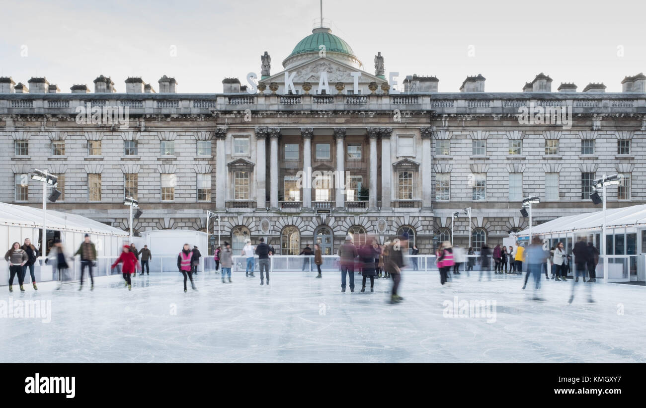 London, Vereinigtes Königreich. 7 Dez, 2017. Skater genießen Sie skaten in Somerset House an einem kalten Dezember Tag. @ greeneyedlens/alamy leben Nachrichten Stockfoto