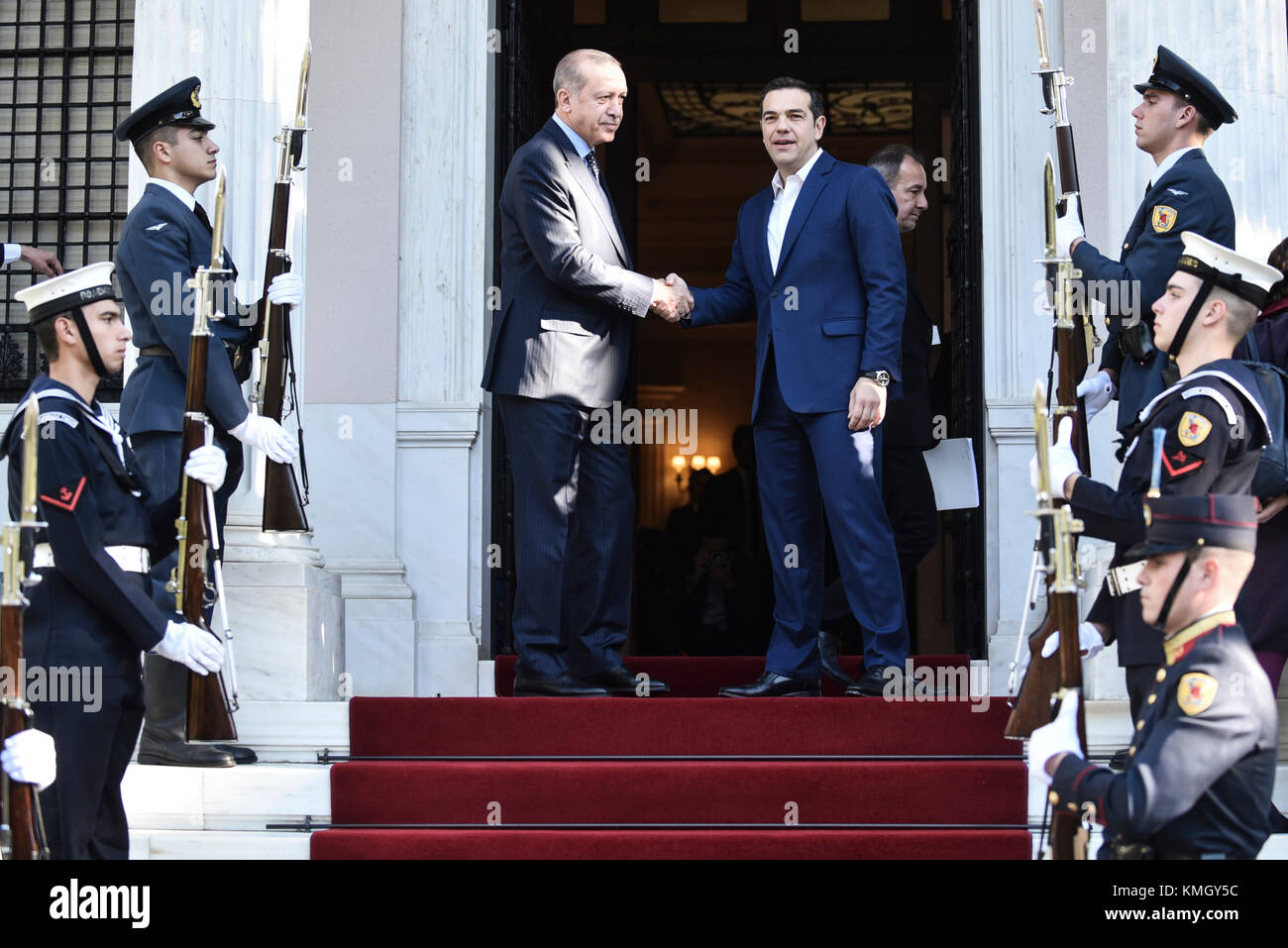 Athen, Griechenland - 7. Dezember 2017: Griechenlands Premierminister Alexis Tsipras (R) begrüßt den Präsidenten der Türkei, Recep Tayyip Erdogan (L) an der Maximos Herrenhaus in Athen, Griechenland Credit: VASILIS VERVERIDIS/Alamy leben Nachrichten Stockfoto