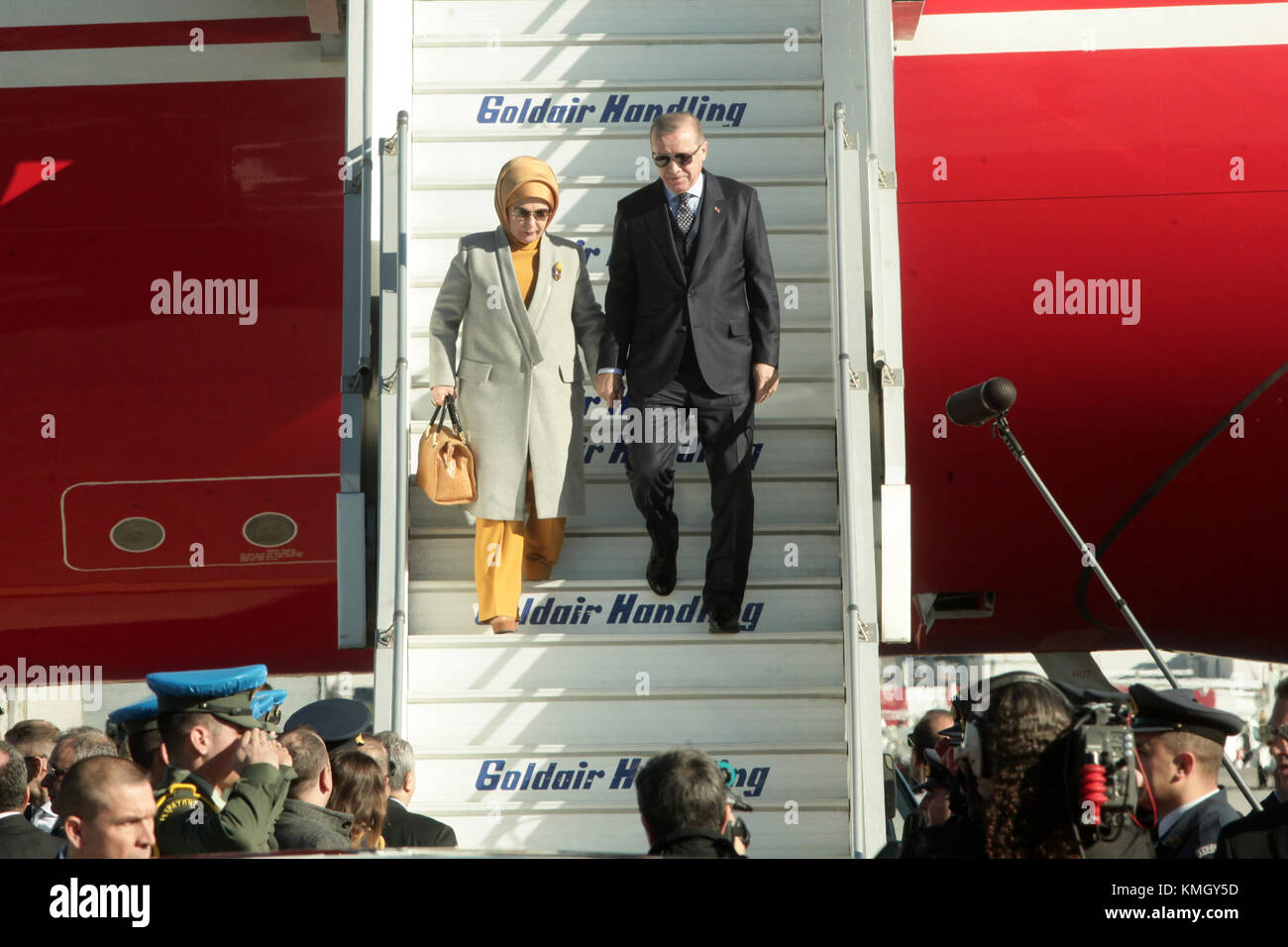 Athen, Griechenland - Dezember 7, 2017: Ankunft der Präsident der Republik Türkei, Recep Tayyip Erdogan und seine Frau Emine, am Internationalen Flughafen von Athen "Eleftherios Venizelos" Credit: VASILIS VERVERIDIS/Alamy leben Nachrichten Stockfoto
