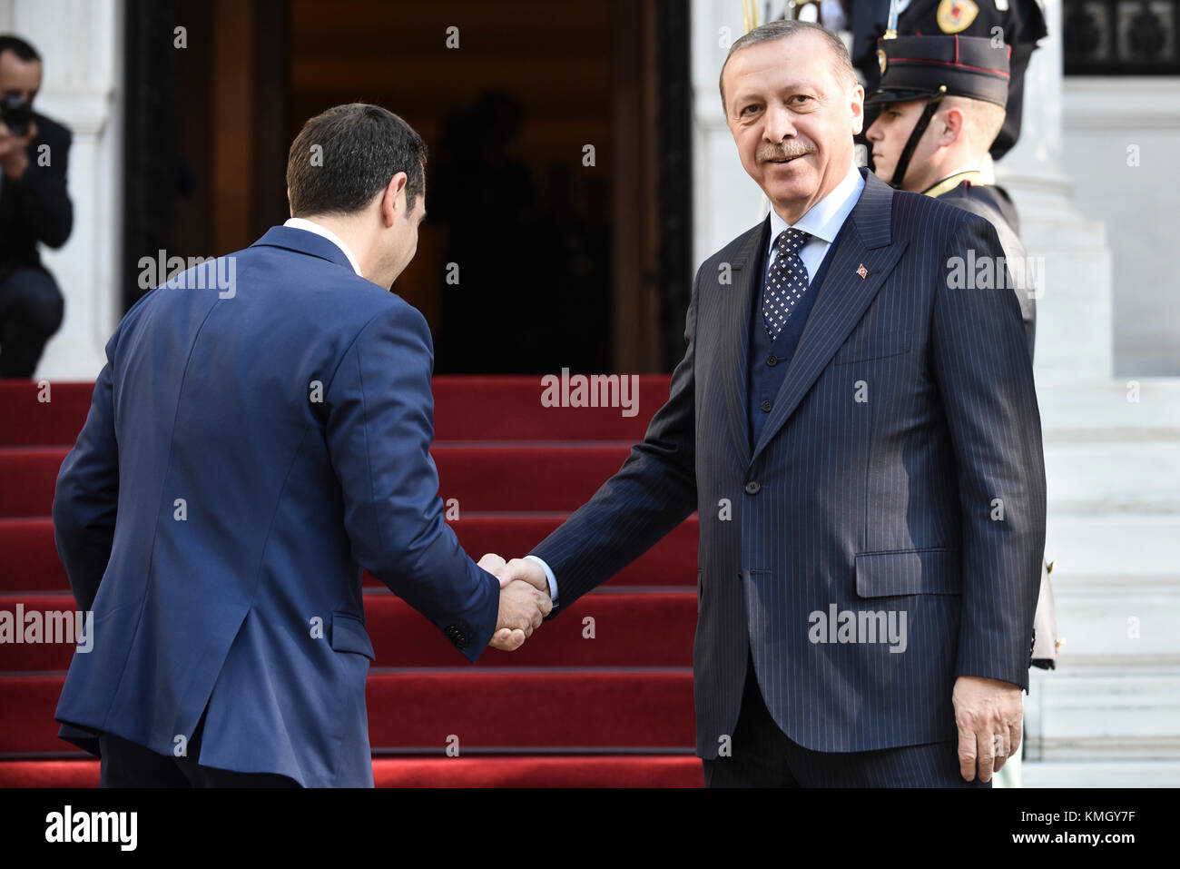 Athen, Griechenland - 7. Dezember 2017: Griechenlands Premierminister Alexis Tsipras (L) begrüßt den Präsidenten der Türkei, Recep Tayyip Erdogan (R) an der Maximos Herrenhaus in Athen, Griechenland Credit: VASILIS VERVERIDIS/Alamy leben Nachrichten Stockfoto