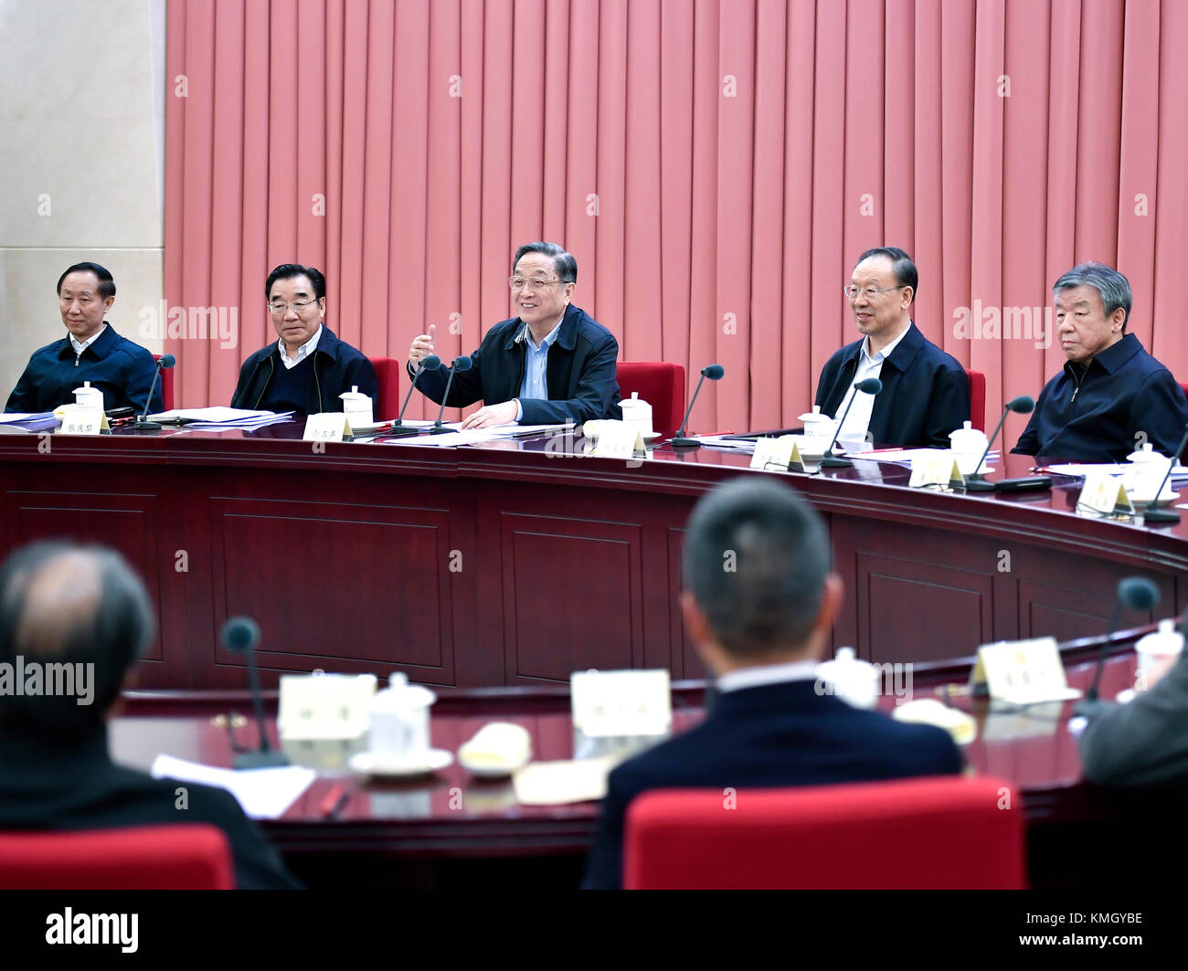 Peking, China. Dezember 2017. Yu Zhengsheng (C-hinten), Vorsitzender des Nationalen Komitees der Politischen Konsultativkonferenz des chinesischen Volkes, leitet die zweiwöchentliche Konsultationssitzung, um Wege zur Erbung und Entwicklung des Dramas ethnischer Minderheiten in Peking, der Hauptstadt Chinas, am 7. Dezember 2017 zu erörtern. Quelle: Yan Yan/Xinhua/Alamy Live News Stockfoto
