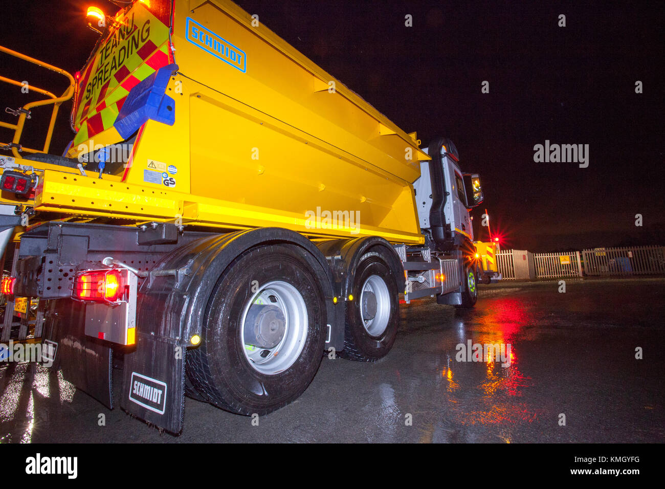 Flintshire Rat Streufahrzeuge und Schneepflug verlässt Werft in Altami Flintshire die Straßen in Angriff zu schnell im Schnee im Winter, Dezember, Flintshire, Wales, UK abgedeckt werden Stockfoto