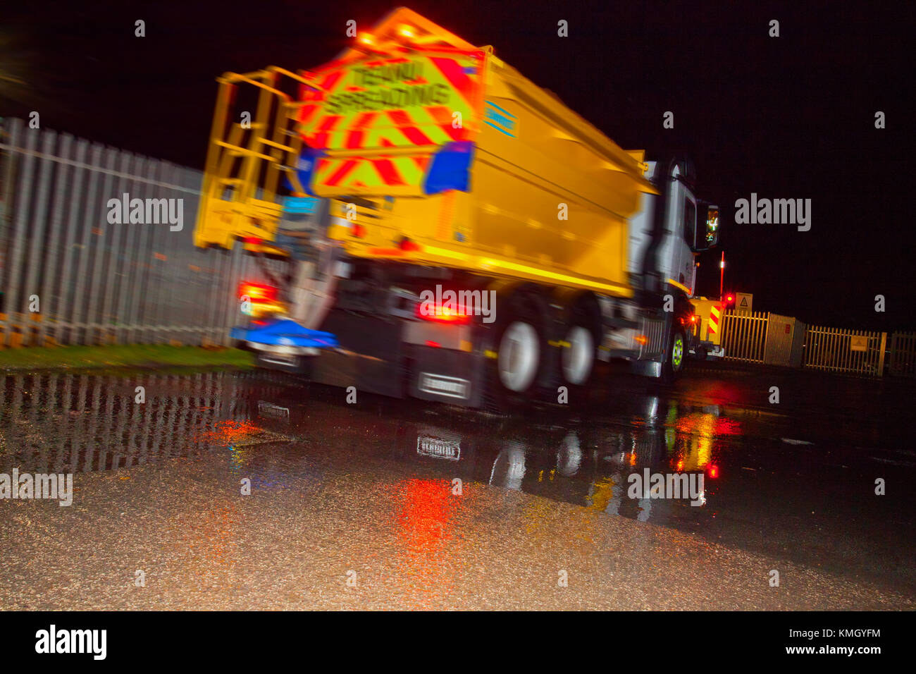 Flintshire Rat Streufahrzeuge und Schneepflug verlässt Werft in Altami Flintshire die Straßen in Angriff zu schnell im Schnee im Winter, Dezember, Flintshire, Wales, UK abgedeckt werden Stockfoto