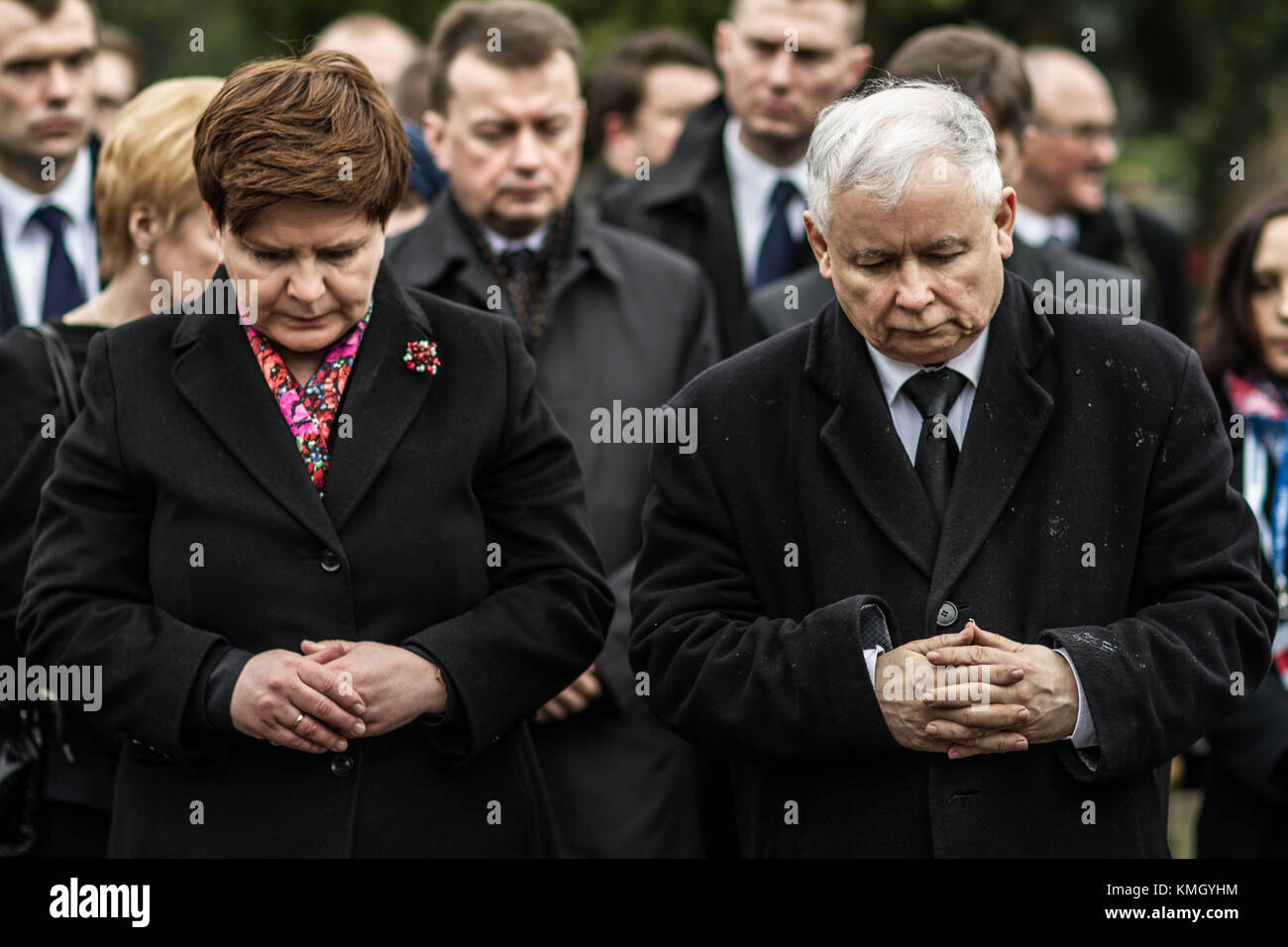 Warschau, Beata Mazurek. Dezember 2017. Das Aktenfoto vom 10. April 2016 zeigt, wie die polnische Premierministerin Beata Szydlo (L) an einer Gedenkfeier zum sechsten Jahrestag der Flugzeugkatastrophe in Smolensk in Warschau teilnimmt. Die polnische Premierministerin Beata Szydlo übergab ihren Rücktritt aus dem Amt dem politischen Komitee des regierenden Rechts und Gerechtigkeit (PiS). Der Rücktritt wurde angenommen, teilte PiS-Sprecherin Beata Mazurek auf einer Pressekonferenz am 7. Dezember 2017 mit. Quelle: Chen Xu/Xinhua/Alamy Live News Stockfoto