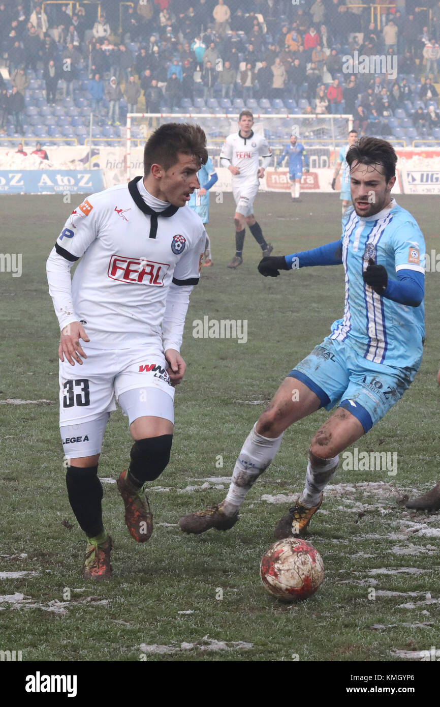 Sarajevo, BiH. Dezember 2017. Stipo Markovic (L) von NK Siroki Brijeg tritt am 7. Dezember 2017 in Sarajevo, BiH, bei einem Fußballspiel im Viertelfinale des Cup of Bosnien und Herzegowina (BiH) zwischen FK Zeljeznicar und NK Siroki Brijeg an. FK Zeljeznicar gewann mit 2:0. Quelle: Haris Memija/Xinhua/Alamy Live News Stockfoto