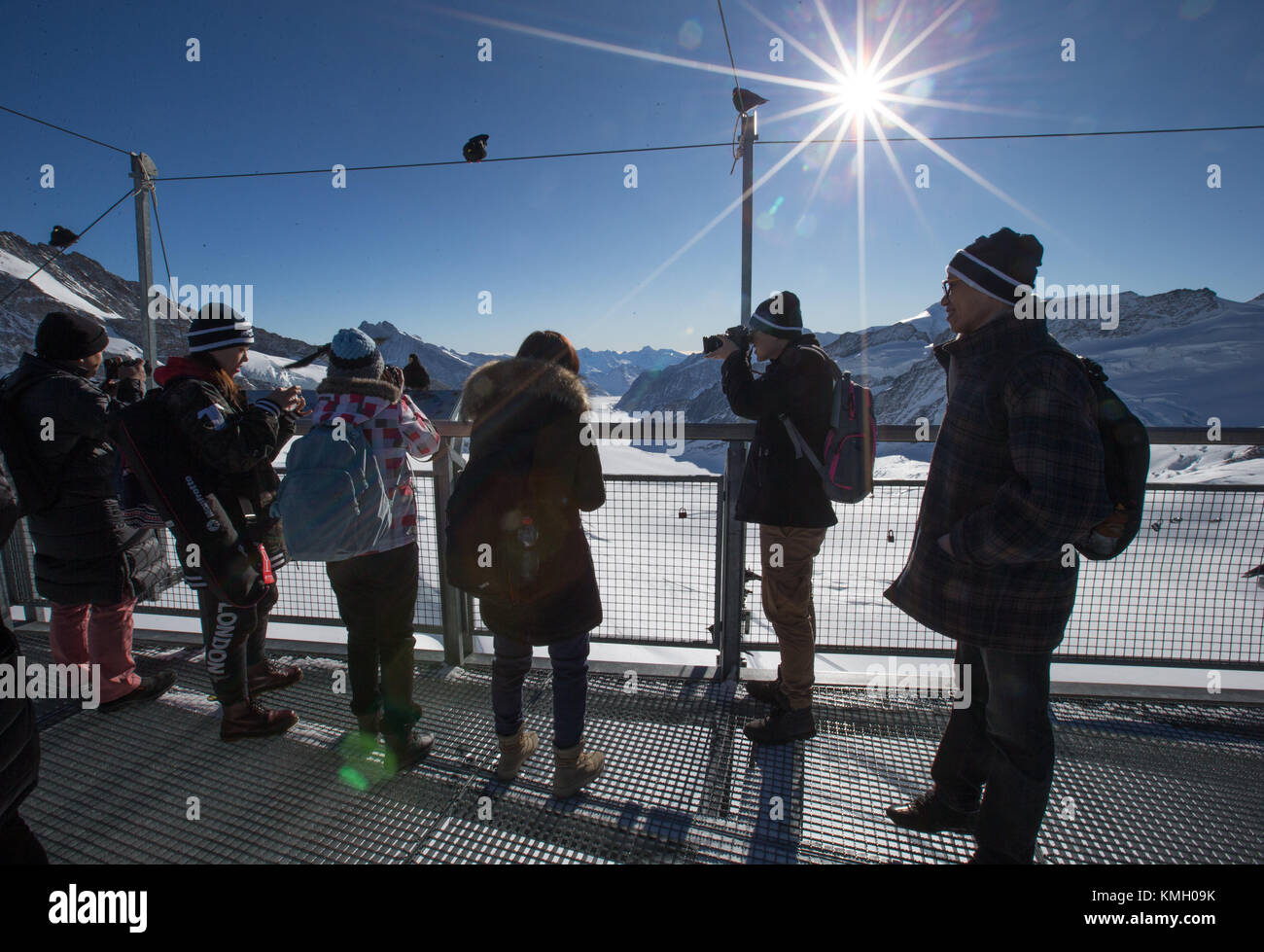 Interlaken, Schweiz. Dezember 2017. Besucher besuchen die Jungfrau Region, Interlaken, Schweiz, 7. Dezember 2017. Ein chinesischer Tourismusbeamter sagte am Donnerstag, dass es in den ersten drei Quartalen dieses Jahres über 1,2 Millionen Fahrten zwischen China und der Schweiz gab, was im Vergleich zum Vorjahreszeitraum um 12 Prozent zugenommen hat. Quelle: Xu Jinquan/Xinhua/Alamy Live News Stockfoto