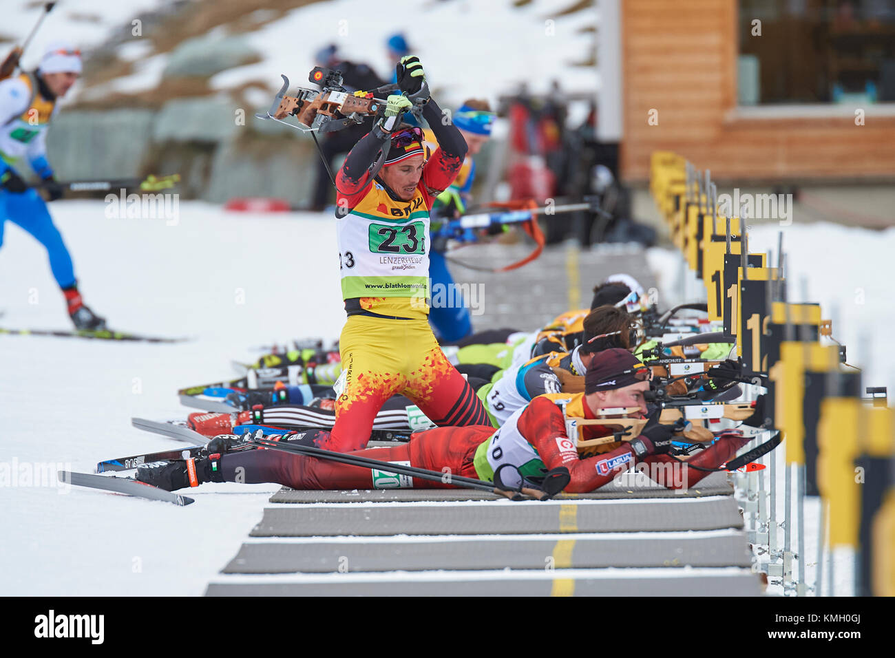 Lenzerheide, Schweiz. 8 Dez, 2017. piqueras Roberto Garcia (ESP) ist die Vorbereitung für die Dreharbeiten während der IBU Biathlon WM einzigen gemischten Relais in Lenzerheide. Credit: Rolf Simeon // alamy verkünden leben Nachrichten Stockfoto