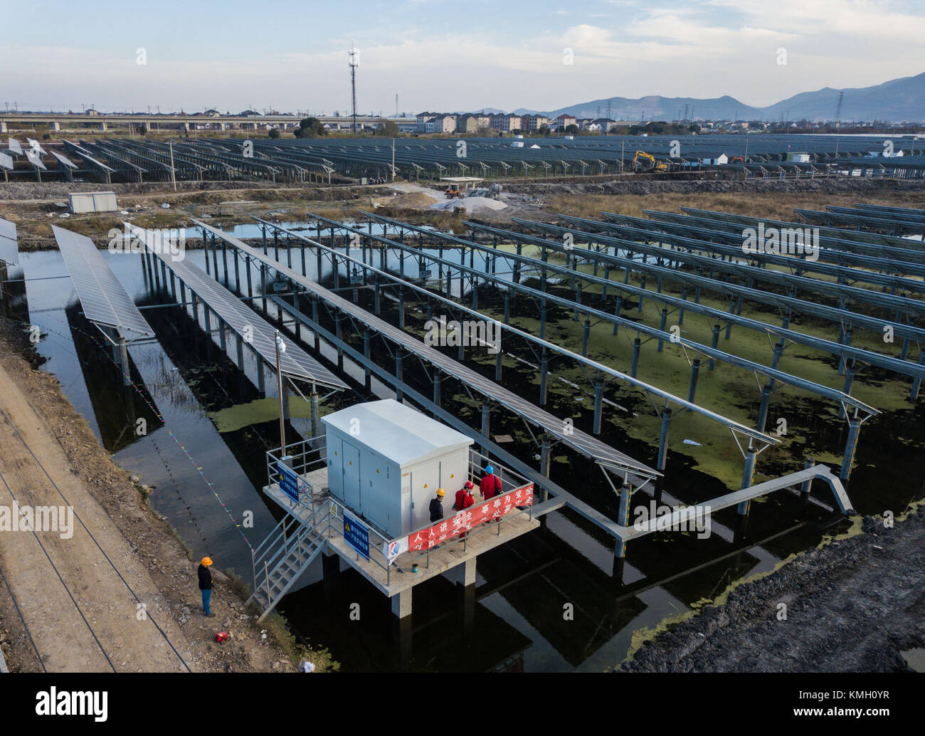 Changxing. Dezember 2017. Das Foto wurde am 8. Dezember 2017 aufgenommen und zeigt Photovoltaikpaneele im Dorf Gulong in der Gemeinde Hongqiao im Bezirk Changxing in der ostchinesischen Provinz Zhejiang. Das Photovoltaik-Projekt, das eine Fläche von 485 mu (32 Hektar) mit einer geschätzten Leistung von 19 Mio. kwh pro Jahr umfasst, hat mit der Stromversorgung des lokalen Netzes begonnen. Quelle: Xu Yu/Xinhua/Alamy Live News Stockfoto