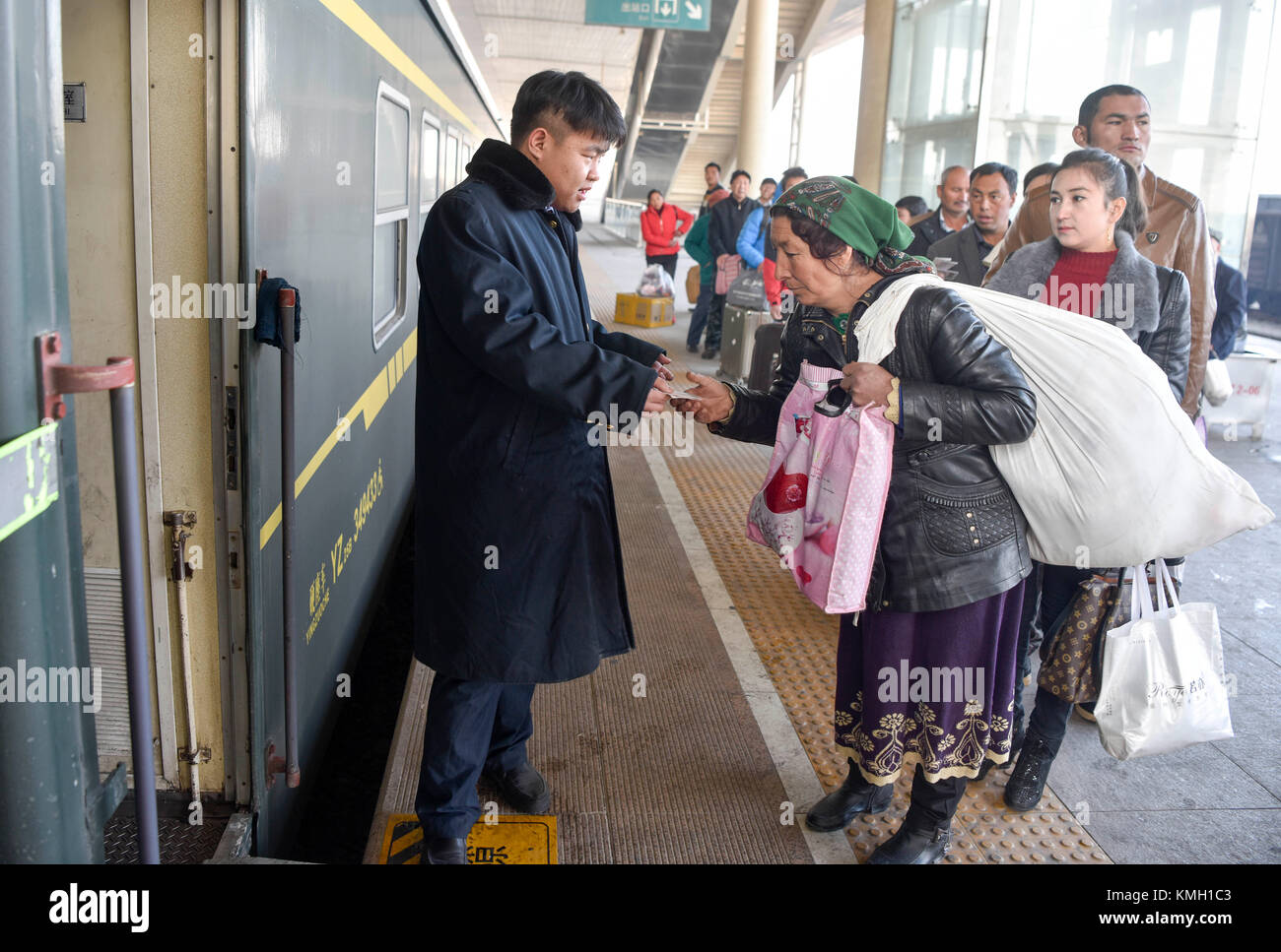 (171209) -- URUMQI, 9. Dezember 2017 (Xinhua) -- Passagierlinie an Bord des Zuges Nr. 5810, der Kashgar und Hotan im Nordwesten Chinas in der Autonomen Region Xinjiang Uygur verbindet, 25. November 2017. Die 485 km lange Eisenbahnstrecke verbindet die beiden großen Oasenstädte Kashgar und Hotan, führt durch einige der abgelegensten Gegenden in Xinjiang und hat das Leben in der Wüste seit ihrem Start im Jahr 2011 verändert. Es ist die erste und einzige Eisenbahnstrecke in Hotan, über die die unterentwickelte Präfektur mit dem restlichen Eisenbahnnetz des Landes verbunden ist, das über 22.000 km Hochgeschwindigkeitsstrecken verfügt. Schlechte Verkehrsinfrastruktur Stockfoto