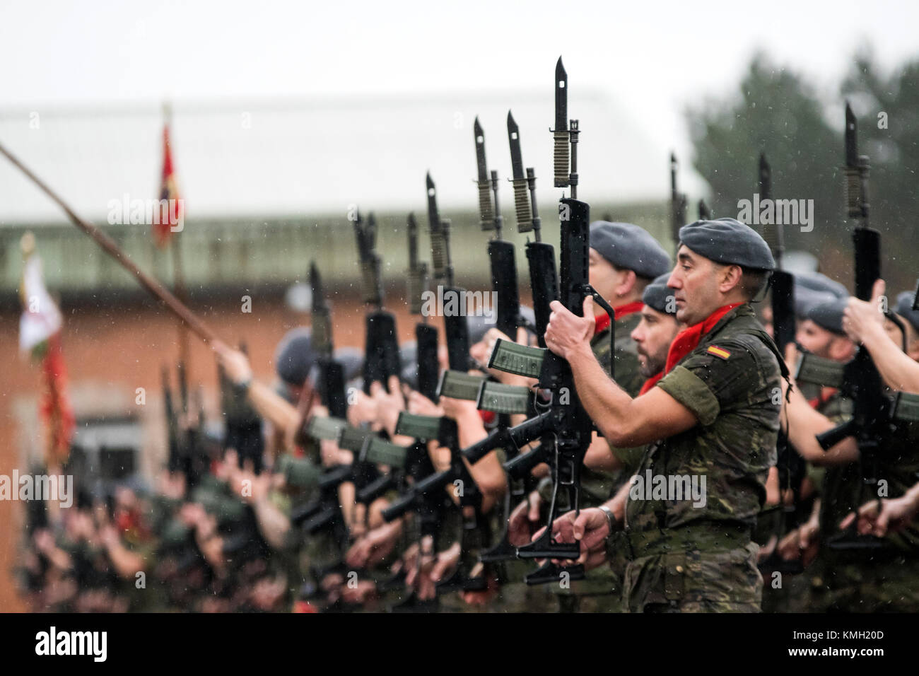 Noreña, Spanien. 9. Dezember, 2017. Militärparade auf das Fest des Schutzheiligen der Infanterie im Cabo Noval Kasernen auf Decemberber 9, in Noreña, Spanien 2017. © David Gato/Alamy leben Nachrichten Stockfoto
