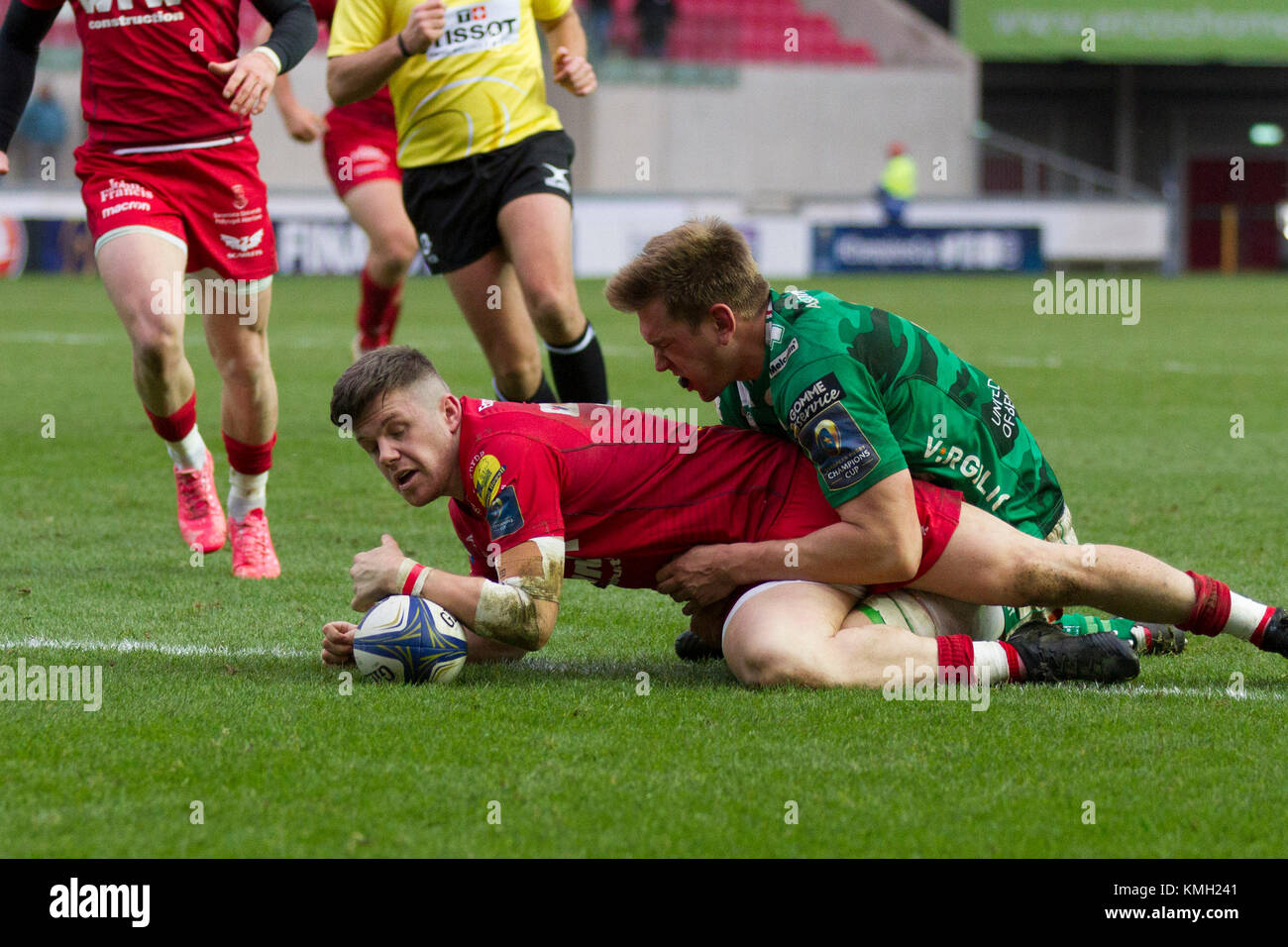Steff Evans Kerben einen Versuch für die Scarlets gegen Benetton Rugby Rugby der europäischen Champions Cup. Stockfoto