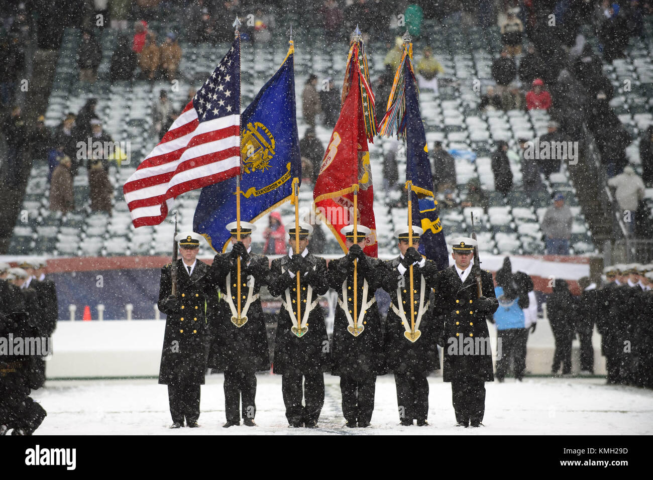 Dezember 09, 2017: Die Farben sind durch die Navy Midshipmen im Schnee vor der 118. Ausgabe der Army-Navy Spiel zwischen der Armee schwarzen Ritter und die Navy Midshipmen am Lincoln Financial Field in Philadelphia, PA. Obligatorische Credit: Kostas Lymperopoulos/CSM, Stockfoto