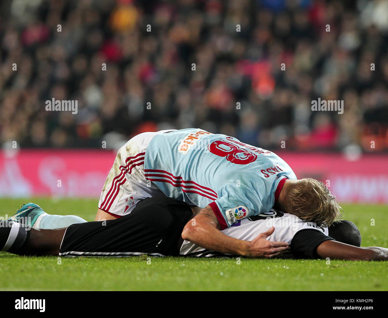 Valencia, Spanien. 09 Dez, 2017. Daniel Wass von RC Celta de Vigo (T) und Geoffrey Kondogbia von Valencia CF während der spanischen La Liga Match zwischen Valencia CF vs Celta de Vigo an Stadium Mestalla am 09. Dezember 2017. Credit: Gtres Información más Comuniación auf Linie, S.L./Alamy leben Nachrichten Stockfoto