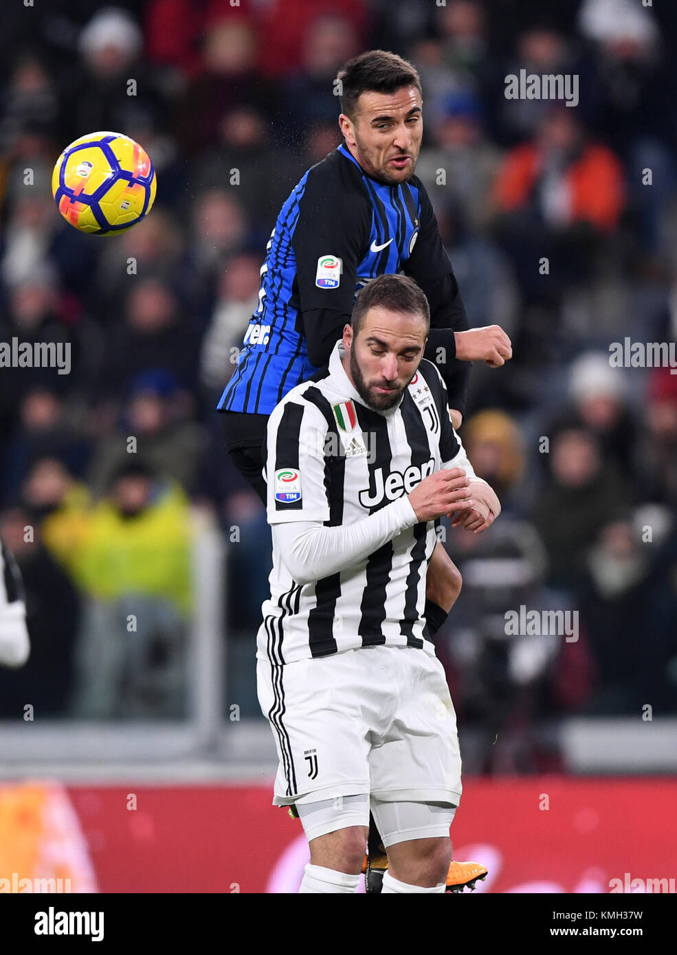 Turin, Italien. 9 Dez, 2017. Inter Mailand von Matias Vecino (Zurück) konkurriert mit Juventus' Gonzalo Higuain während einer Serie ein Fußball-Spiel zwischen Inter Mailand und Juventus Turin in Turin, Italien, Dez. 9, 2017. Endet das Spiel mit einem 0:0 unentschieden. Credit: Alberto Lingria/Xinhua/Alamy leben Nachrichten Stockfoto