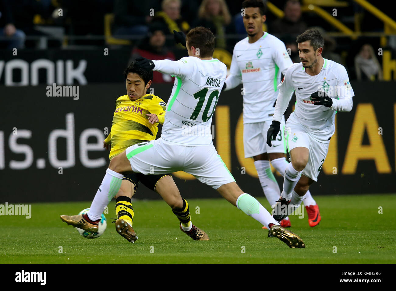 Dortmund, Deutschland. 9 Dez, 2017. Max Kruse (2. L) Der SV Werder Bremen Mias mit Shinji Kagawa von Borussia Dortmund beim Bundesligaspiel am Signal Iduna Park in Dortmund, 9. Dezember 2017. Werder Bremen gewann 2-1. Quelle: Joachim Bywaletz/Xinhua/Alamy leben Nachrichten Stockfoto