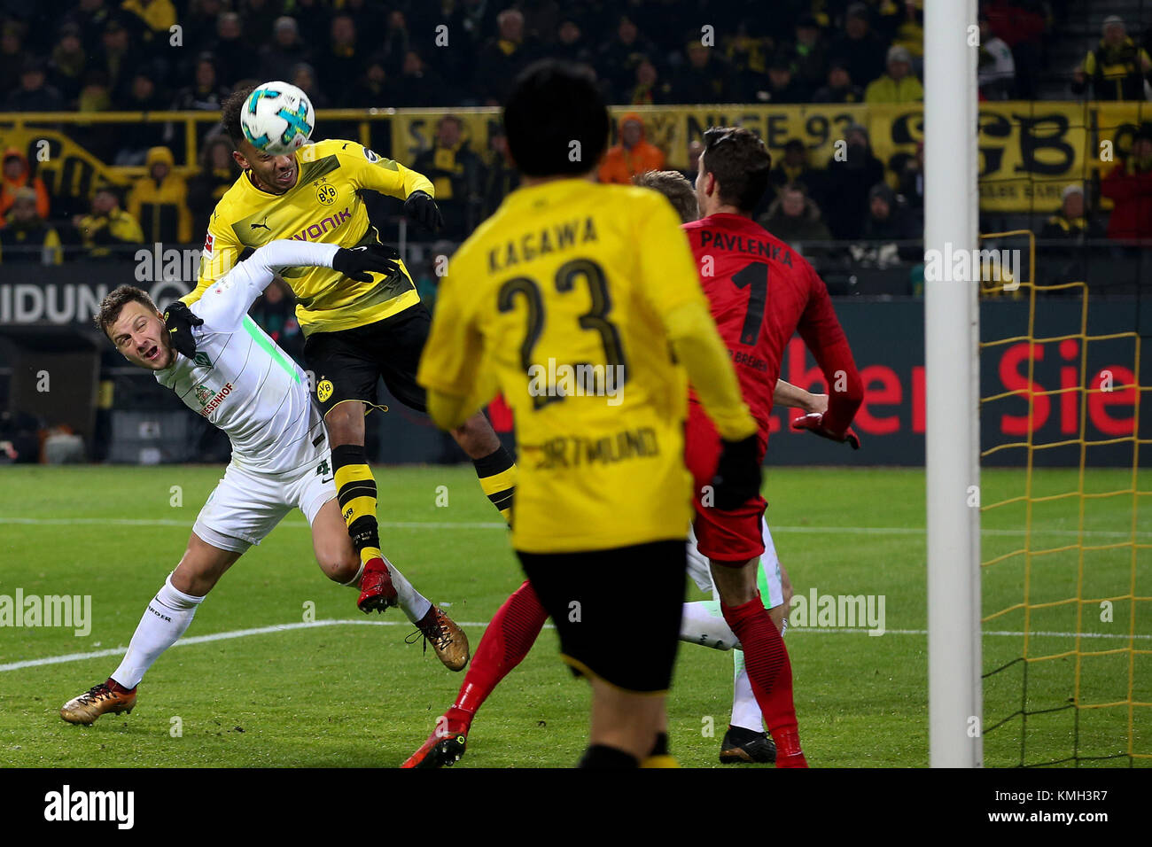 Dortmund, Deutschland. 9 Dez, 2017. Pierre-Emerick Aubameyang (2 L) von Borussia Dortmund mias Für den Ball während dem Bundesligaspiel zwischen Borussia Dortmund und dem SV Werder Bremen am Signal Iduna Park in Dortmund, 9. Dezember 2017. Dortmund verloren 1-2. Quelle: Joachim Bywaletz/Xinhua/Alamy leben Nachrichten Stockfoto