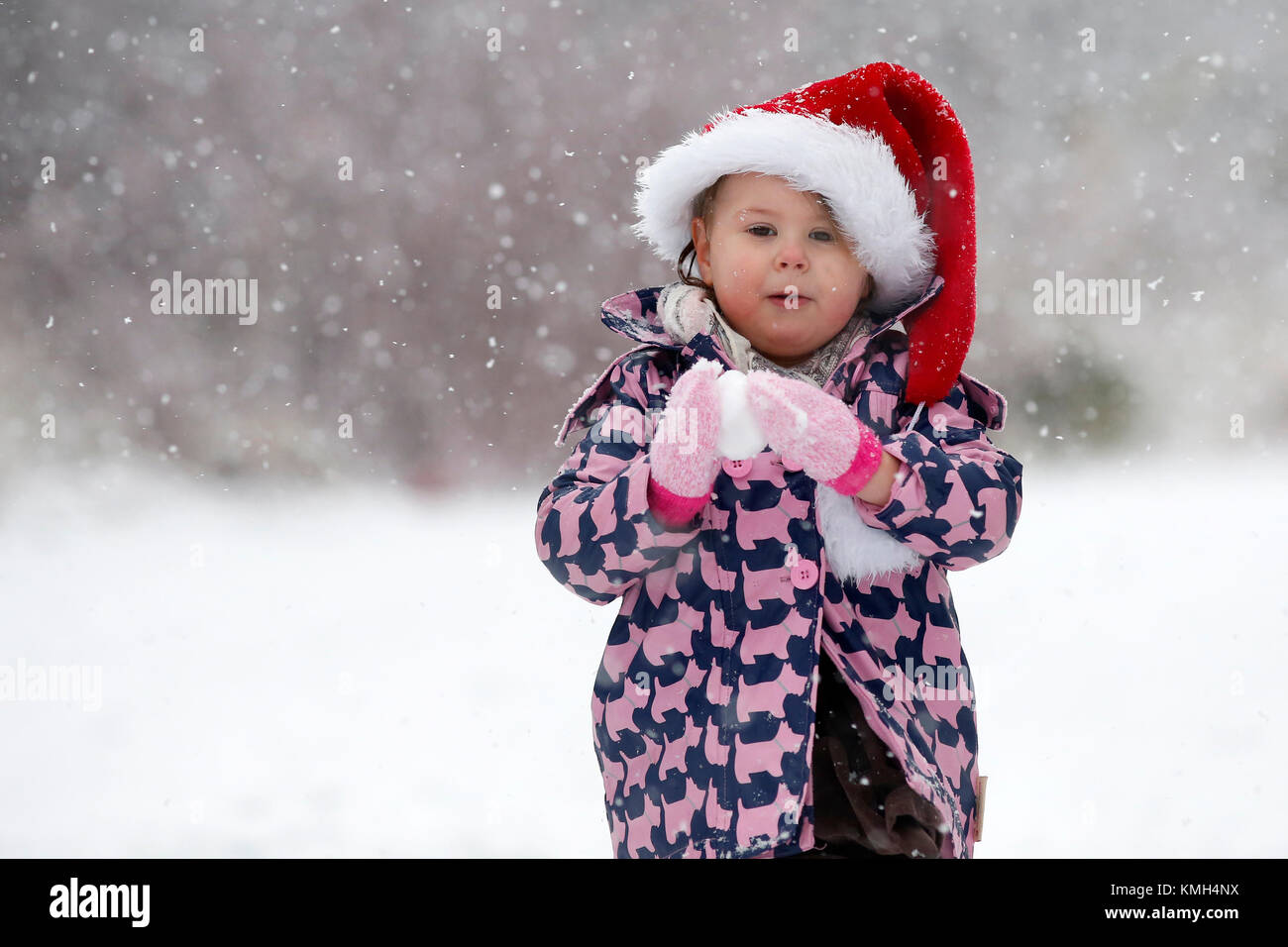 Cambridge, Vereinigtes Königreich 10. Dezember 2017. Ivy Mitchell, 2 hat Spaß im Schnee in Cambridge, Großbritannien. Credit: Jason Mitchell/Alamy Leben Nachrichten. Stockfoto