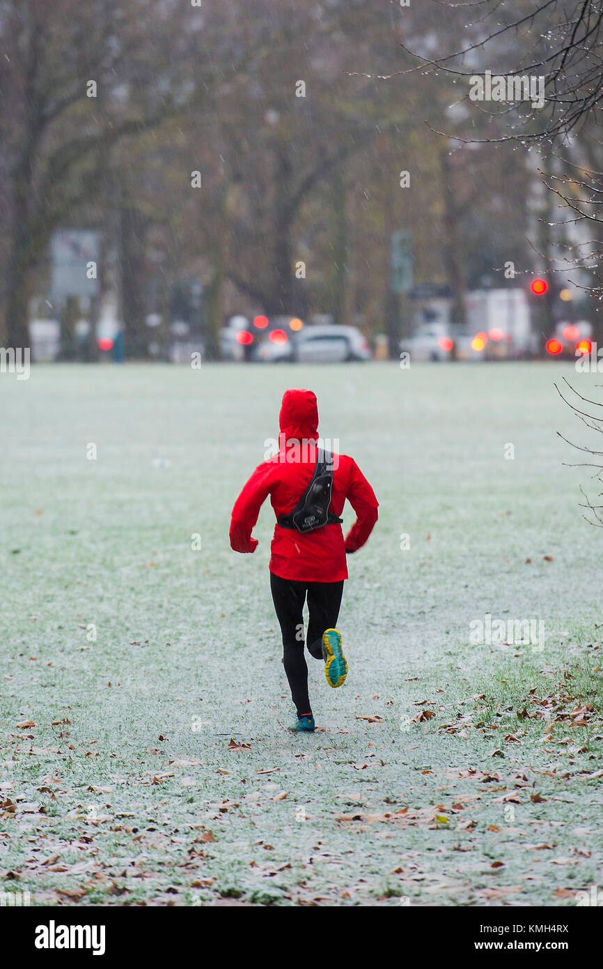 Clapham Common, London, UK. 10. Dezember, 2017. Noch Training - Leichter Schnee fällt auf Clapham Common und dann abwechselnd mit Schneeregen. London 10 Dez 2017. Credit: Guy Bell/Alamy leben Nachrichten Stockfoto