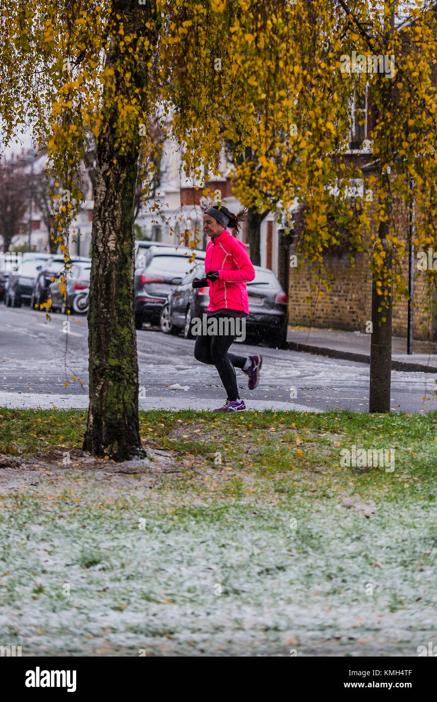Clapham Common, London, UK. 10. Dezember, 2017. Noch Training - Leichter Schnee fällt auf Clapham Common und dann abwechselnd mit Schneeregen. London 10 Dez 2017. Credit: Guy Bell/Alamy leben Nachrichten Stockfoto