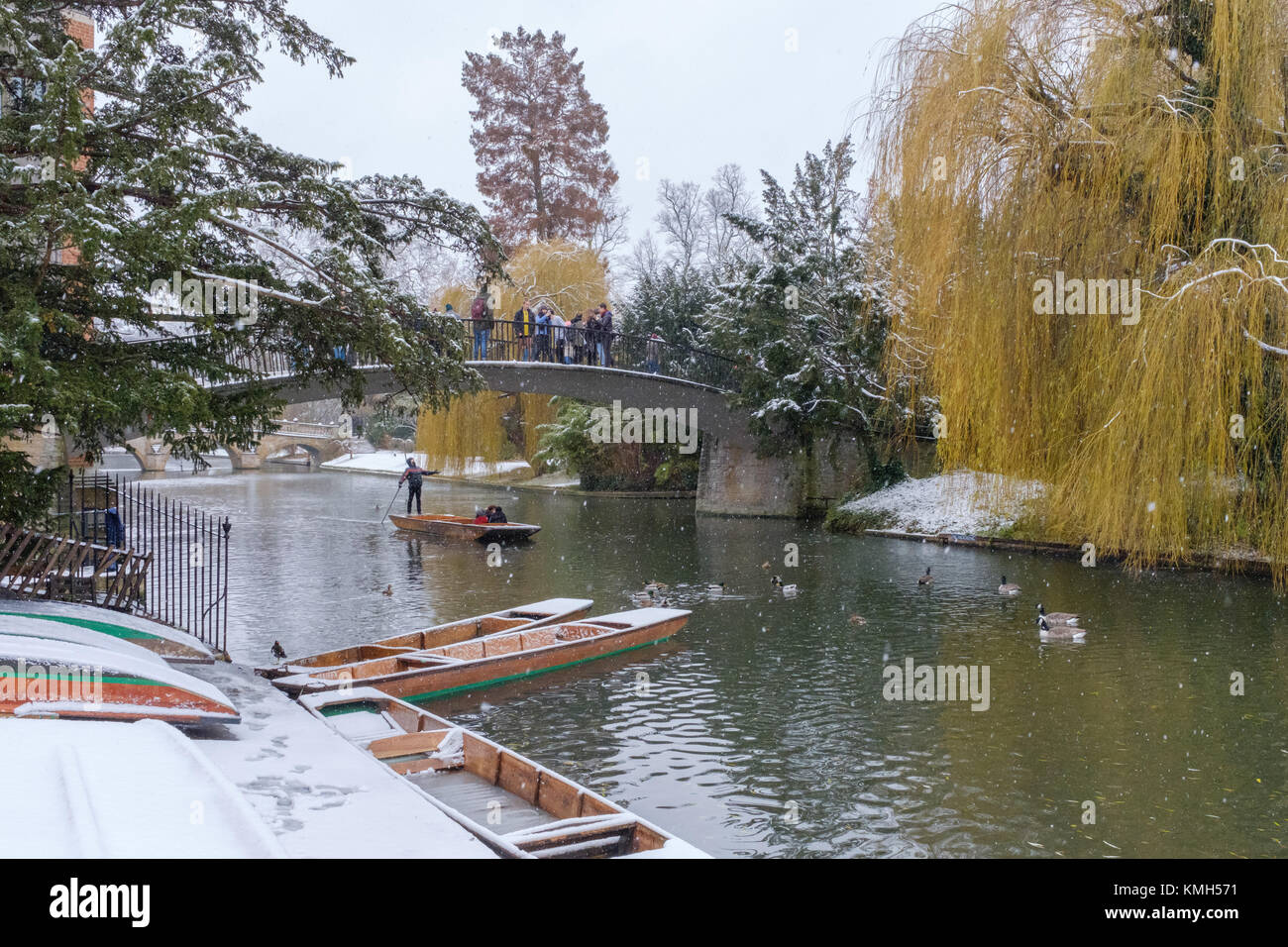 Cambridge, Großbritannien. 10. Dezember 2017. Stochern im Schnee entlang des Flusses Cam. Richard Etteridge/Alamy leben Nachrichten Stockfoto