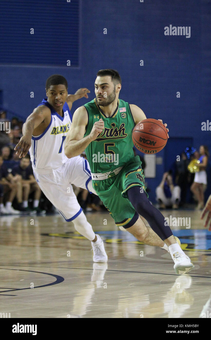 Newark, DE, USA. 9 Dez, 2017. Notre Dame Fighting Irish guard Matt Farrell (5) treibt Vergangenheit Delaware blaue Hennen guard Kevin Anderson (1) während des Spiels zwischen den Delaware blaue Hennen und die Notre Dame Fighting Irish am Bob Carpenter Center in Newark, DE. Kenia Allen/CSM/Alamy Live News Credit: Cal Sport Media/Alamy leben Nachrichten Stockfoto