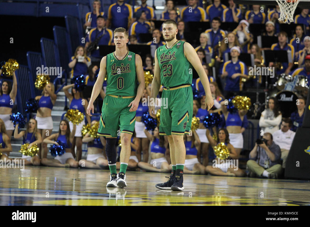 Newark, DE, USA. 9 Dez, 2017. Notre Dame Fighting Irish guard Rex Pflueger (0) und die Notre Dame Fighting Irish vorwärts Martinas Christmas (23) Während des Spiels zwischen den Delaware blaue Hennen und die Notre Dame Fighting Irish am Bob Carpenter Center in Newark, DE. Kenia Allen/CSM/Alamy Live News Credit: Cal Sport Media/Alamy leben Nachrichten Stockfoto