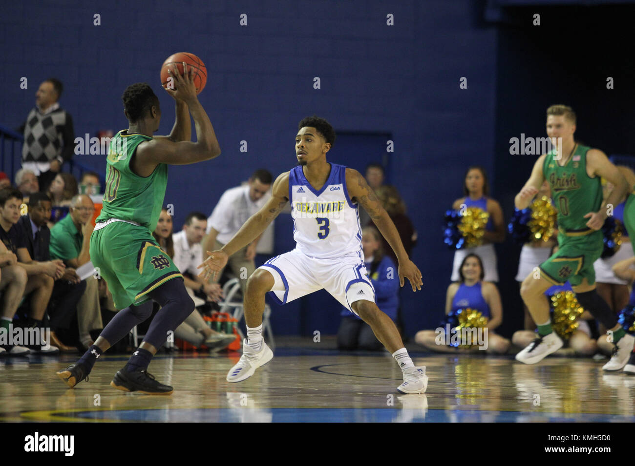 Newark, DE, USA. 9 Dez, 2017. Delaware blaue Hennen guard Anthony Mosley (3) Schutzeinrichtungen Notre Dame Fighting Irish guard TJ Gibbs (10) während der zweiten Hälfte des Spiels zwischen dem Delaware blaue Hennen und die Notre Dame Fighting Irish am Bob Carpenter Center in Newark, DE. Kenia Allen/CSM/Alamy Live News Credit: Cal Sport Media/Alamy leben Nachrichten Stockfoto