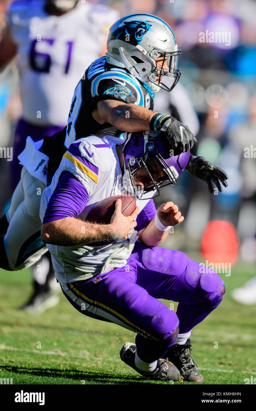 Charlotte, USA. 10 Dez, 2017. Carolina Panthers Sicherheit Kurt Coleman (20) und Minnesota Vikings Quarterback Fall Keenum (7) Während der NFL Football Spiel zwischen den Minnesota Vikings und die Carolina Panthers am Sonntag, Dezember 10, 2017 in Charlotte, NC. Credit: Cal Sport Media/Alamy leben Nachrichten Stockfoto