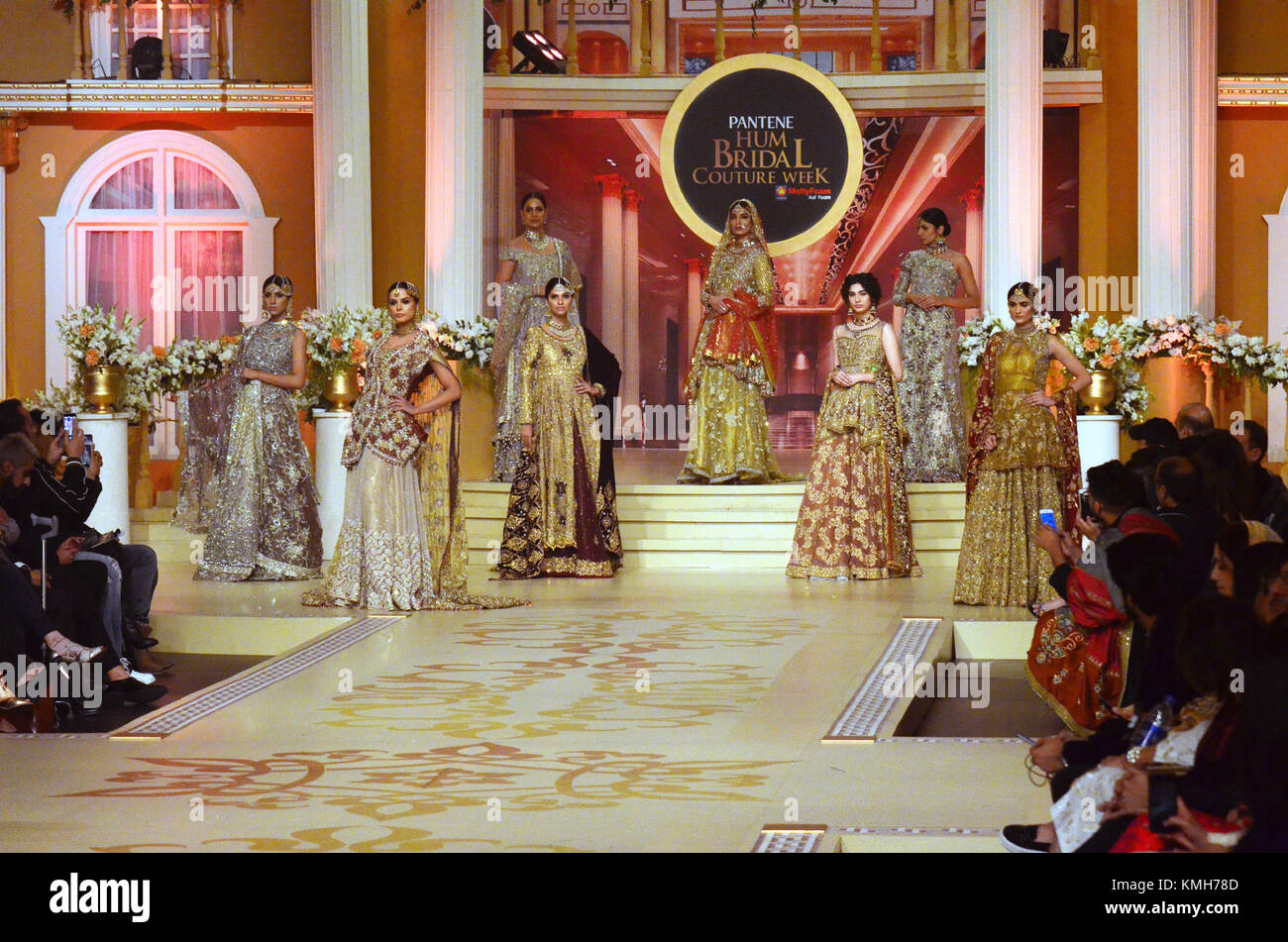 Lahore. 10 Dez, 2017. Modelle Kreationen von Designer Uzma Babar am letzten Tag der Braut Couture Woche im östlichen Pakistan Lahore am 10.12.2017. Credit: Jamil Ahmed/Xinhua/Alamy leben Nachrichten Stockfoto