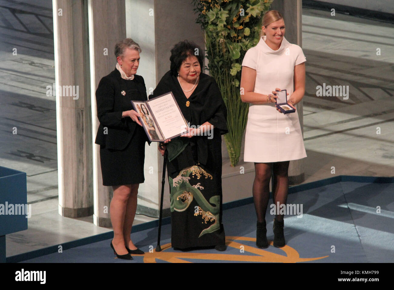 Oslo, Norwegen. 10 Dez, 2017. Die internationale Kampagne zur Abschaffung von Atomwaffen (ICAN) chief Beatrice Fihn (R) und Setsuko Thurlow (C), ein Überlebender der Atombombe 1945 in Hiroshima, erhalten eine Medaille und eine Urkunde der Friedensnobelpreis 2017 an einer Preisverleihung in Oslo, Norwegen, 10.12.2017. ICAN erhielt den Friedensnobelpreis 2017 an einer Preisverleihung hier Sonntag, für seine Bemühungen, neue Impulse für den Prozess der Abschaffung der Atomwaffen zu geben. Credit: Liang Youchang/Xinhua/Alamy leben Nachrichten Stockfoto