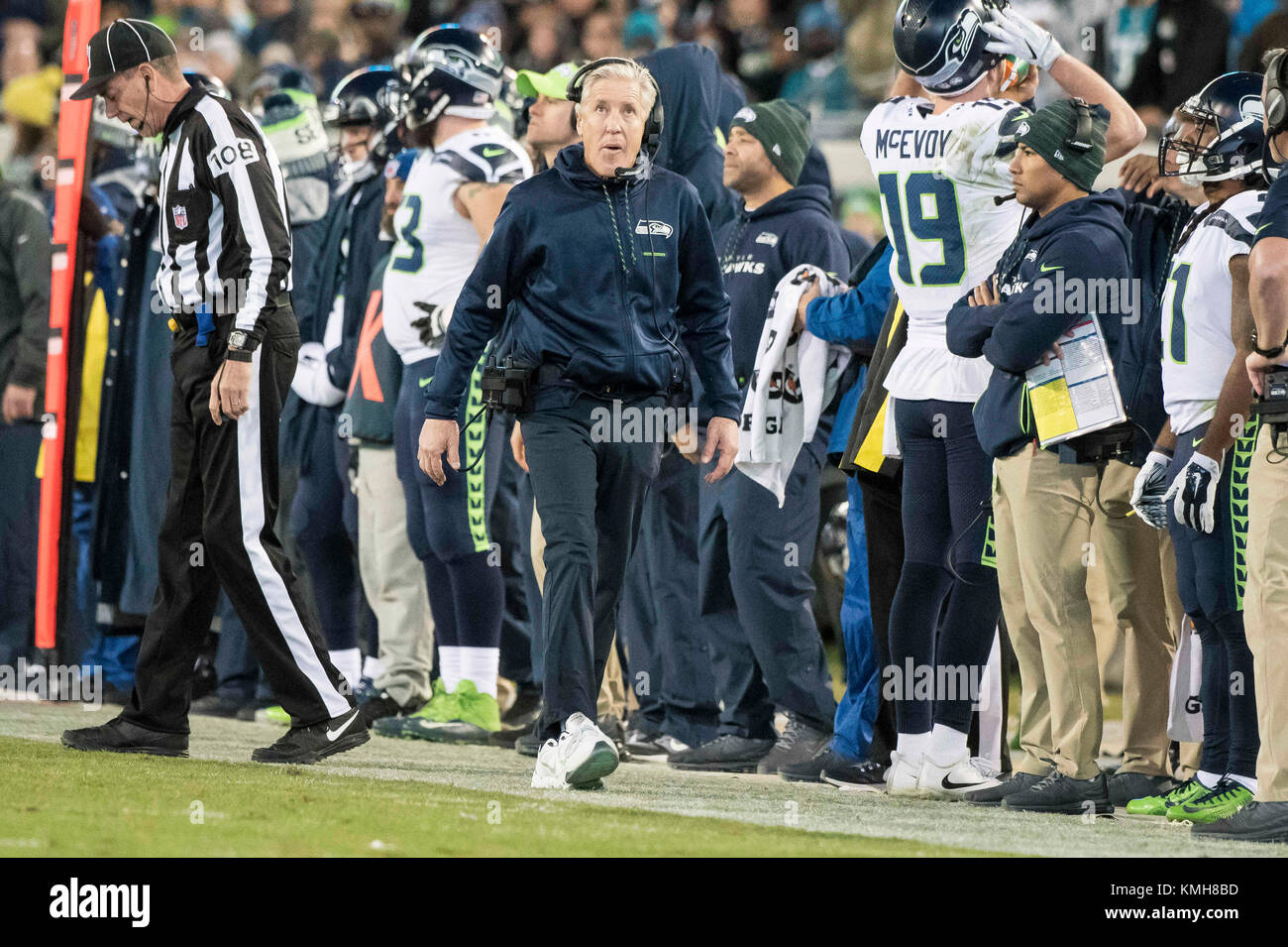 Jacksonville, FL, USA. 10 Dez, 2017. Seattle Seahawks Head Coach Pete Carroll schreitet die Nebenerwerb während der NFL Football Spiel der Seattle Seahawks und die Jacksonville Jaguars. Jacksonville besiegt Seattle 30-24 at EverBank Feld in Jacksonville, FL. Romeo T Guzman/CSM/Alamy leben Nachrichten Stockfoto